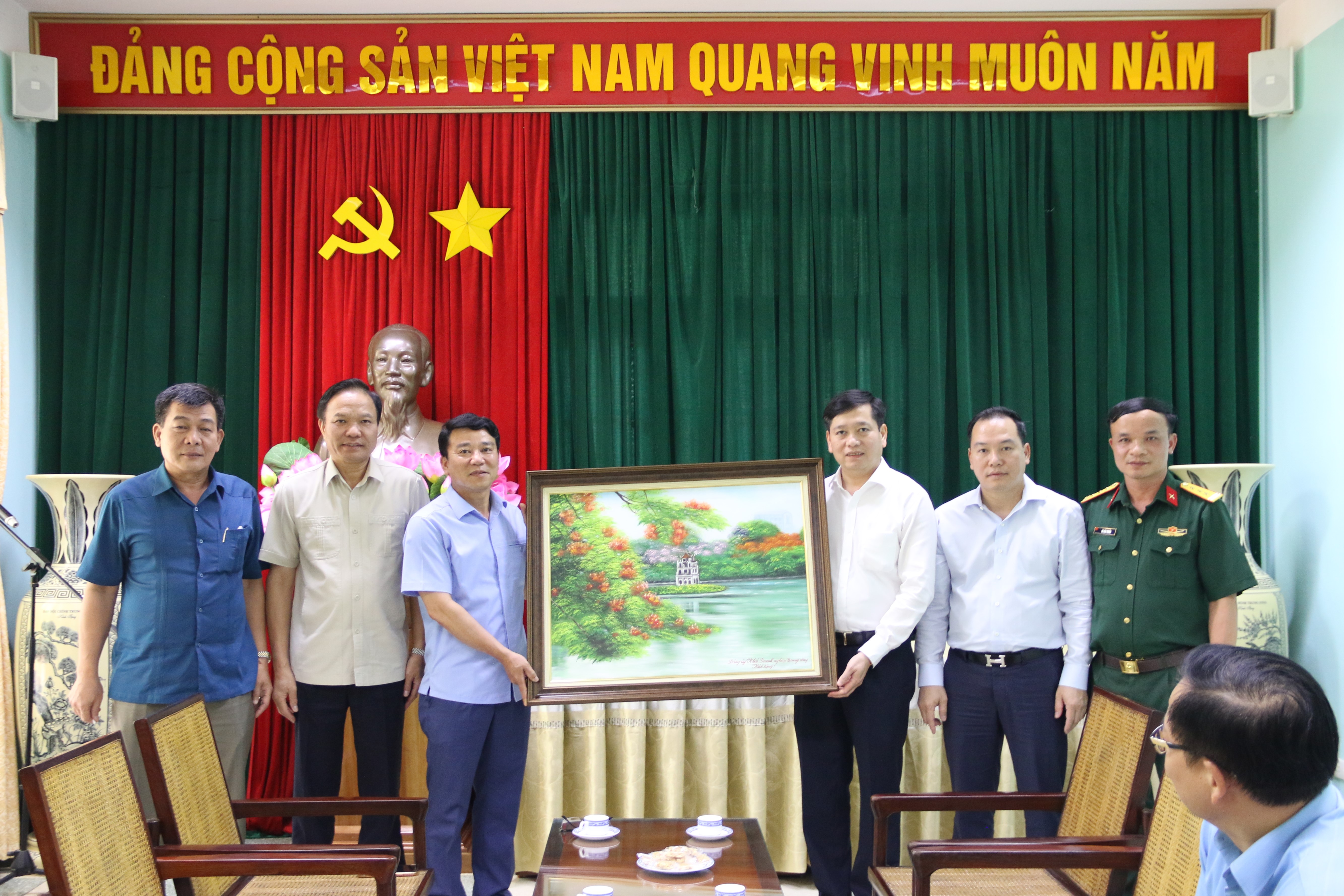 Thường trực Đảng ủy Khối Doanh nghiệp Trung ương trao tặng Bộ Tư lệnh Bảo vệ Lăng Chủ tịch Hồ Chí Minh 