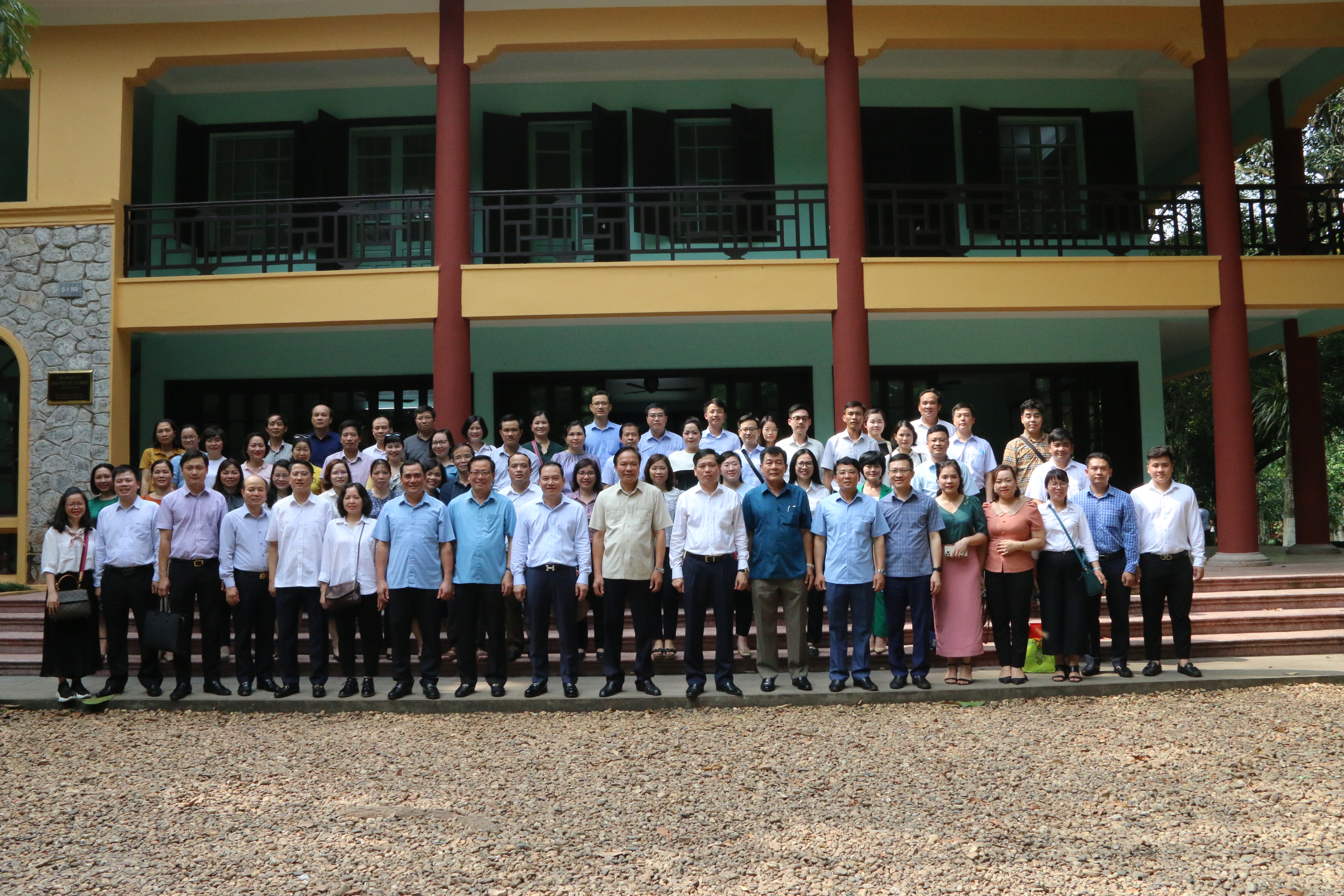 Cán bộ, công chức, nhân viên Cơ quan Đảng ủy Khối Doanh nghiệp Trung ương chụp ảnh lưu niệm tại Khu di tích Đá Chông.