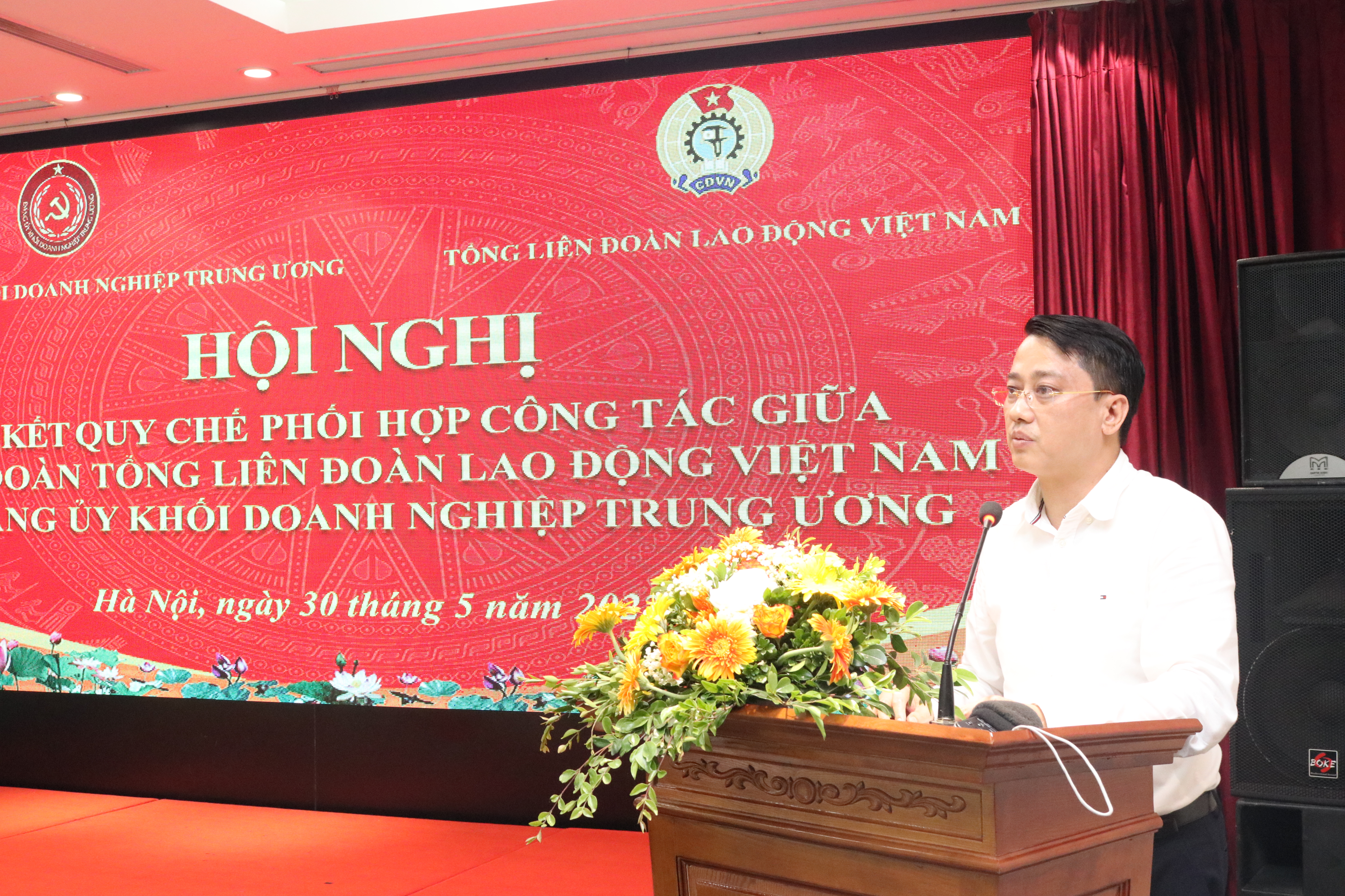 Trưởng Ban Dân vận Đảng uỷ Khối Doanh nghiệp Trung ương Vũ Trí Thắng báo cáo đánh giá sơ kết 5 năm thực hiện Quy chế phối hợp.