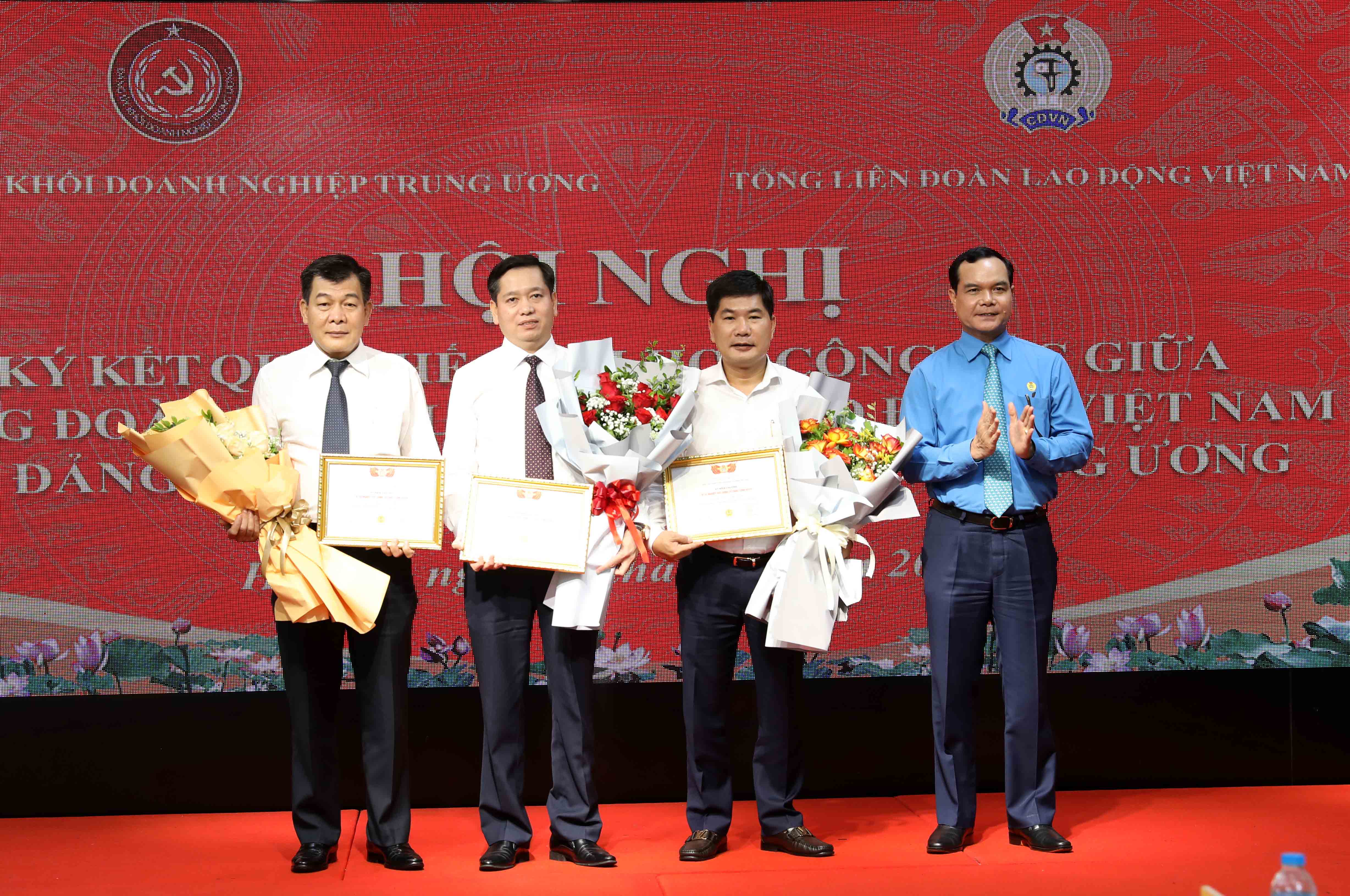 Chủ tịch Tổng LĐLĐ Việt Nam Nguyễn Đình Khang trao Kỷ niệm chương “Vì sự nghiệp xây dựng tổ chức Công đoàn” cho các đồng chí lãnh đạo thuộc Đảng ủy Khối Doanh nghiệp Trung ương 