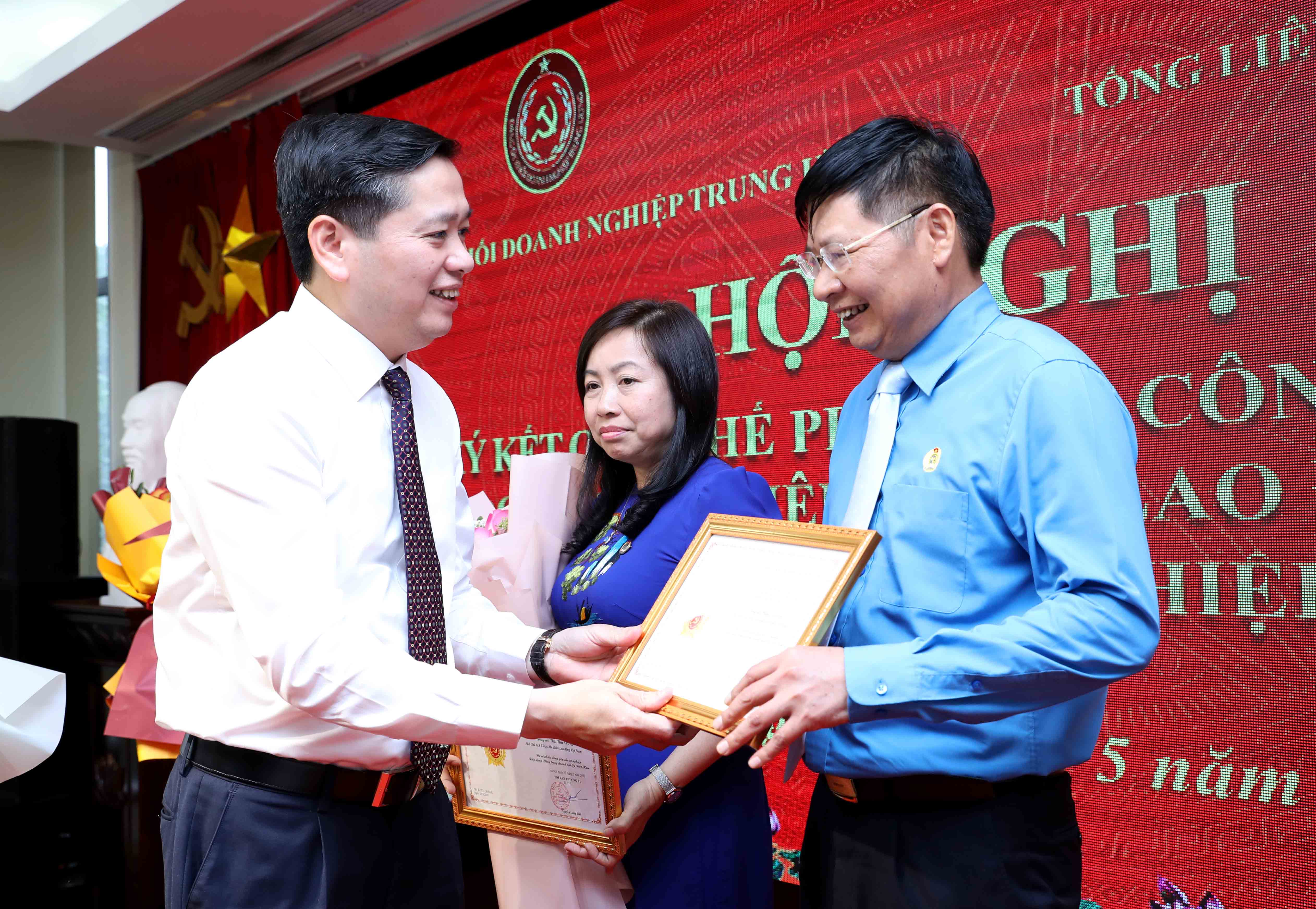 Kỷ niệm chương “Vì sự nghiệp xây dựng Đảng trong doanh nghiệp Việt Nam” 