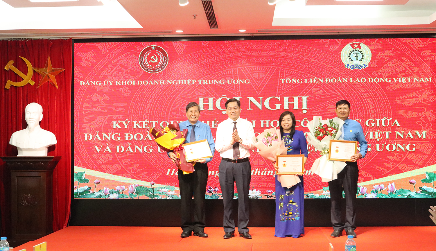 Các đồng chí lãnh đạo Tổng LĐLĐ Việt Nam nhận Kỷ niệm chương “Vì sự nghiệp xây dựng Đảng trong doanh nghiệp Việt Nam”.