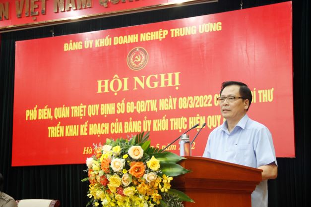 đồng chí Chu Đình Động, Ủy viên Ban Thường vụ, Trưởng Ban Tổ chức Đảng ủy Khối đã phổ biến, quán triệt Quy định số 60-QĐ/TW, ngày 08/3/2022 của Ban Bí thư về tổ chức đảng trong các tập đoàn, tổng công ty, ngân hàng thương mại nhà nước và trình bầy dự thảo kế hoạch triển khai của Đảng ủy Khối Doanh nghiệp Trung ương. 
