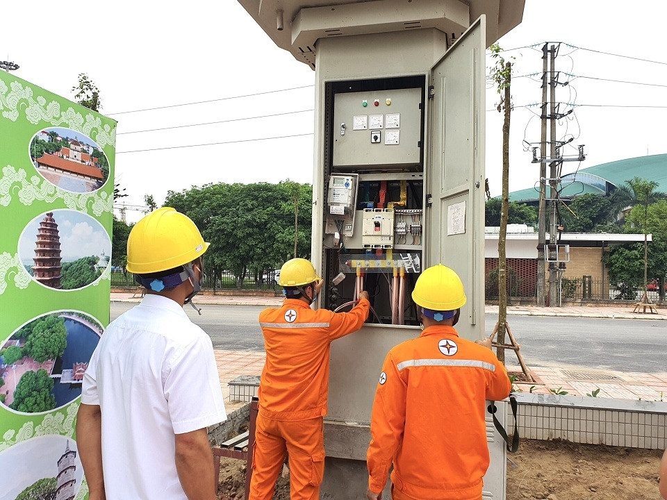 Công nhân EVN kiểm tra hệ thống điện.