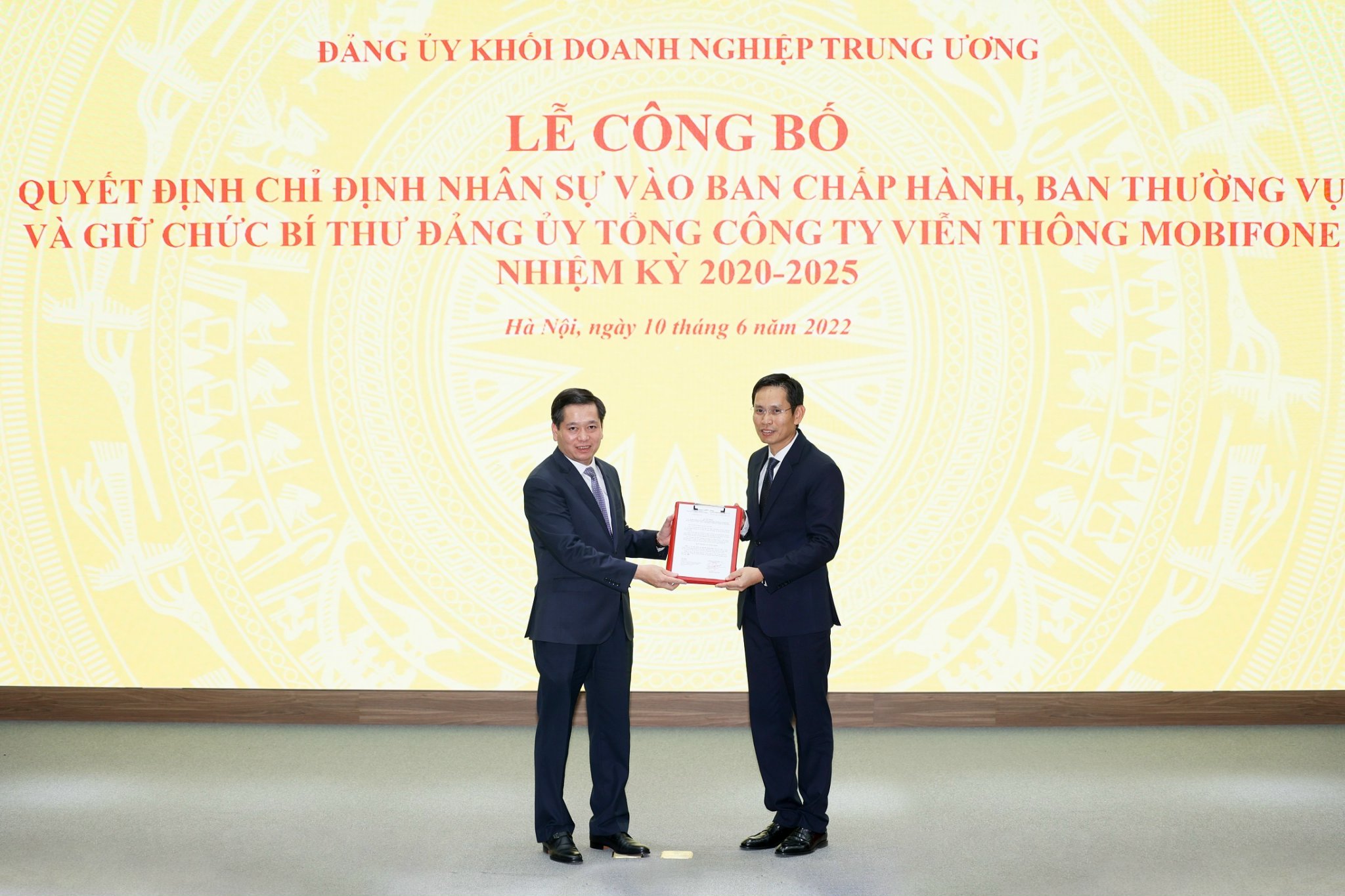 Đồng chí Nguyễn Long Hải – Bí thư Đảng ủy Đảng ủy Khối DN Trung ương trao Quyết định cho đồng chí Nguyễn Hồng Hiển - Bí thư Đảng ủy Tổng công ty Viễn thông MobiFone, nhiệm kỳ 2020-2025.