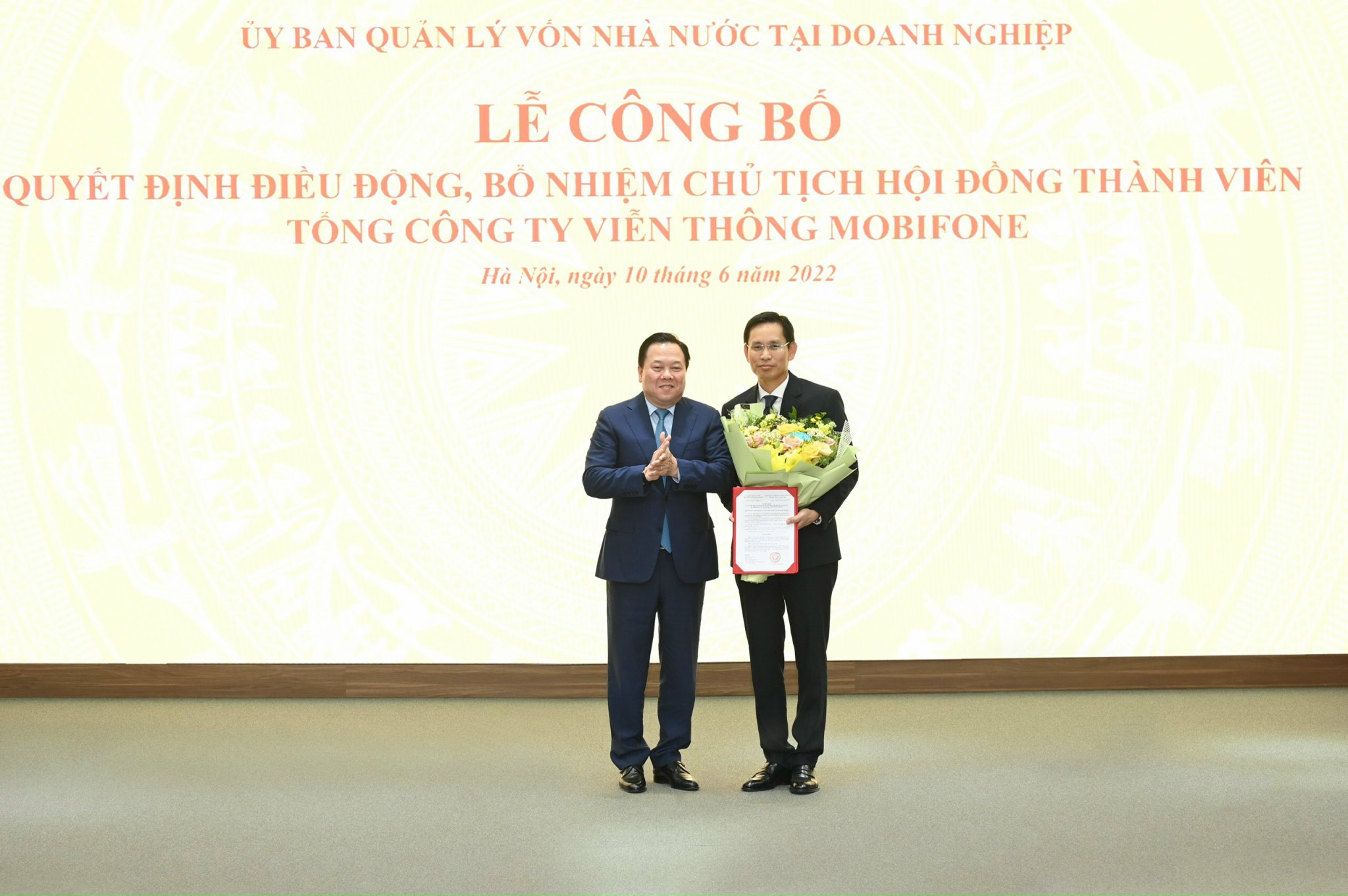 Chủ tịch Ủy ban Quản lý vốn Nhà nước tại doanh nghiệp Nguyễn Hoàng Anh trao Quyết định bổ nhiệm Chủ tịch Hội đồng thành viên Tổng công ty Viễn thông MobiFone cho ông Nguyễn Hồng Hiển.