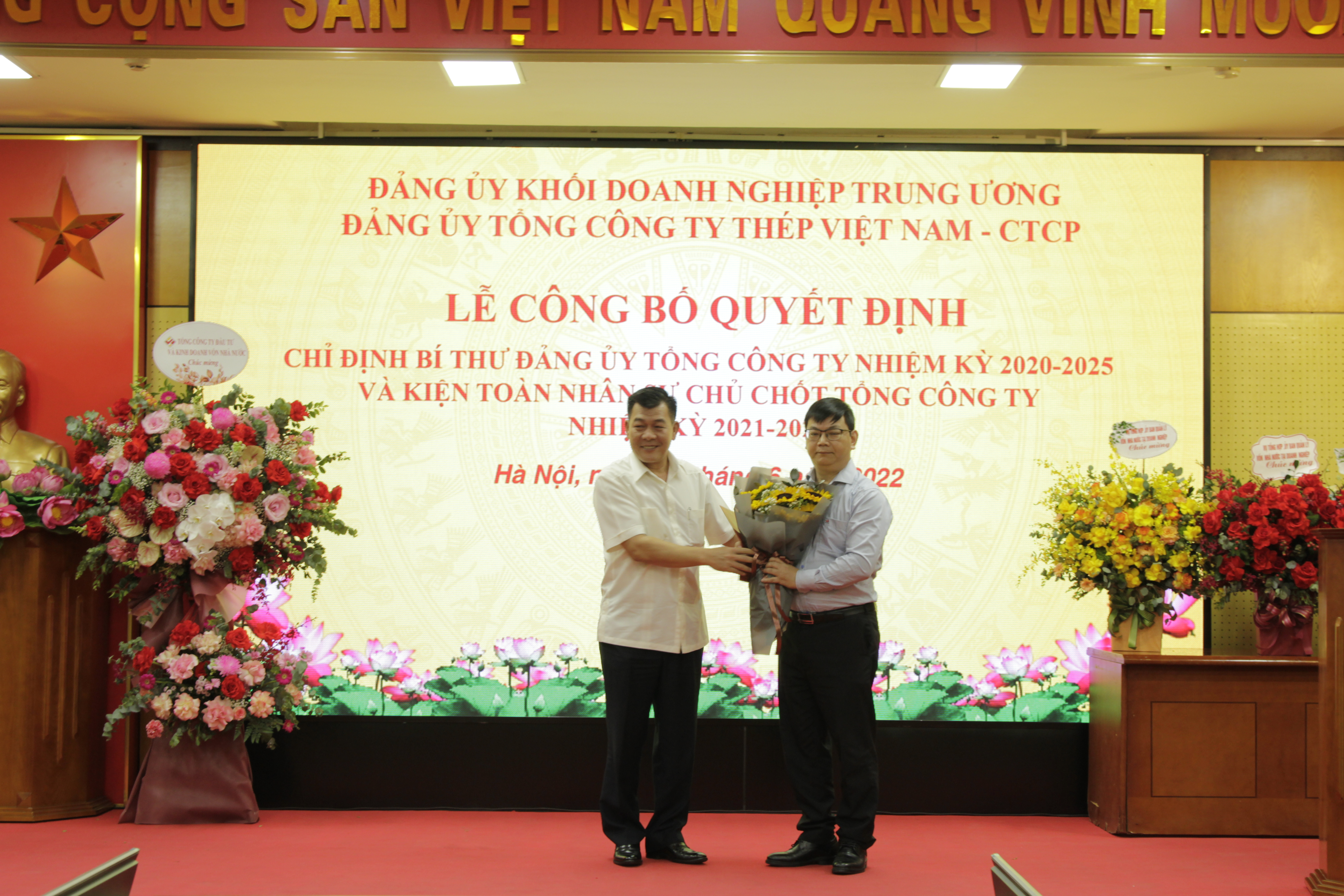 Đồng chí  Nguyễn Đức Phong – Phó Bí thư Thường trực Đảng ủy Khối Doanh nghiệp Trung ương trao Quyết định, tặng hoa chúc mừng đồng chí Lê Song Lai.