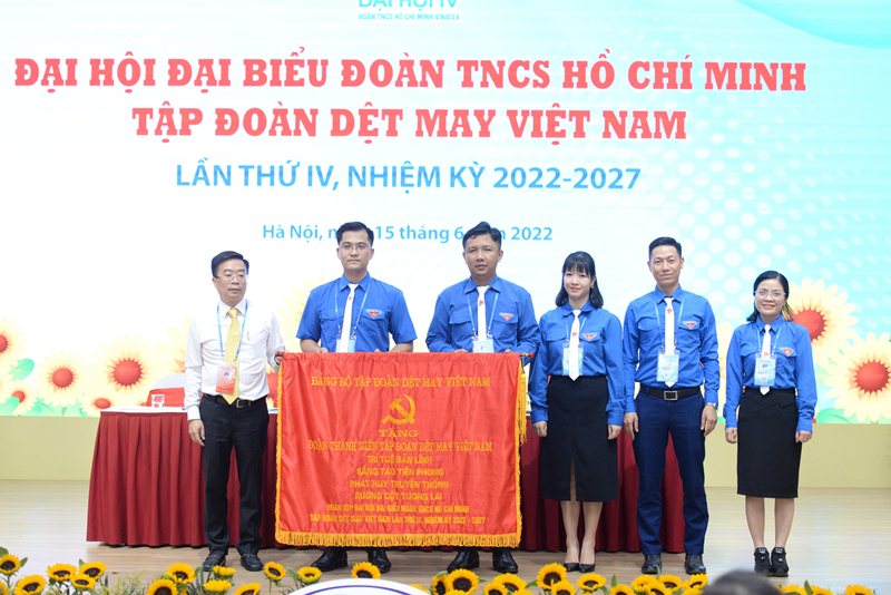 Ông Lê Tiến Trường tặng bức trướng chúc mừng ĐH.