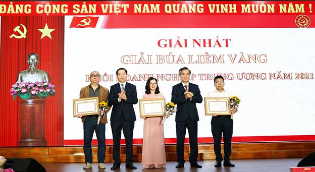Đoàn viên Bùi Xuân Tiến – Đoàn thanh niên Trung tâm Thông tin Điện lực (đầu tiên bên phải) đoạt giảiNhất- Giải báo chíBúa liềm vàng Khối Doanh nghiệp Trung ương năm 2021.