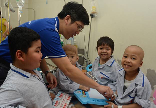 Bí thư Đoàn thanh niên EVN Nguyễn Lê Nguyên thăm hỏi và trao quà cho các bệnh nhi tại Viện Huyết học - Truyền máu Trung ương năm 2019.