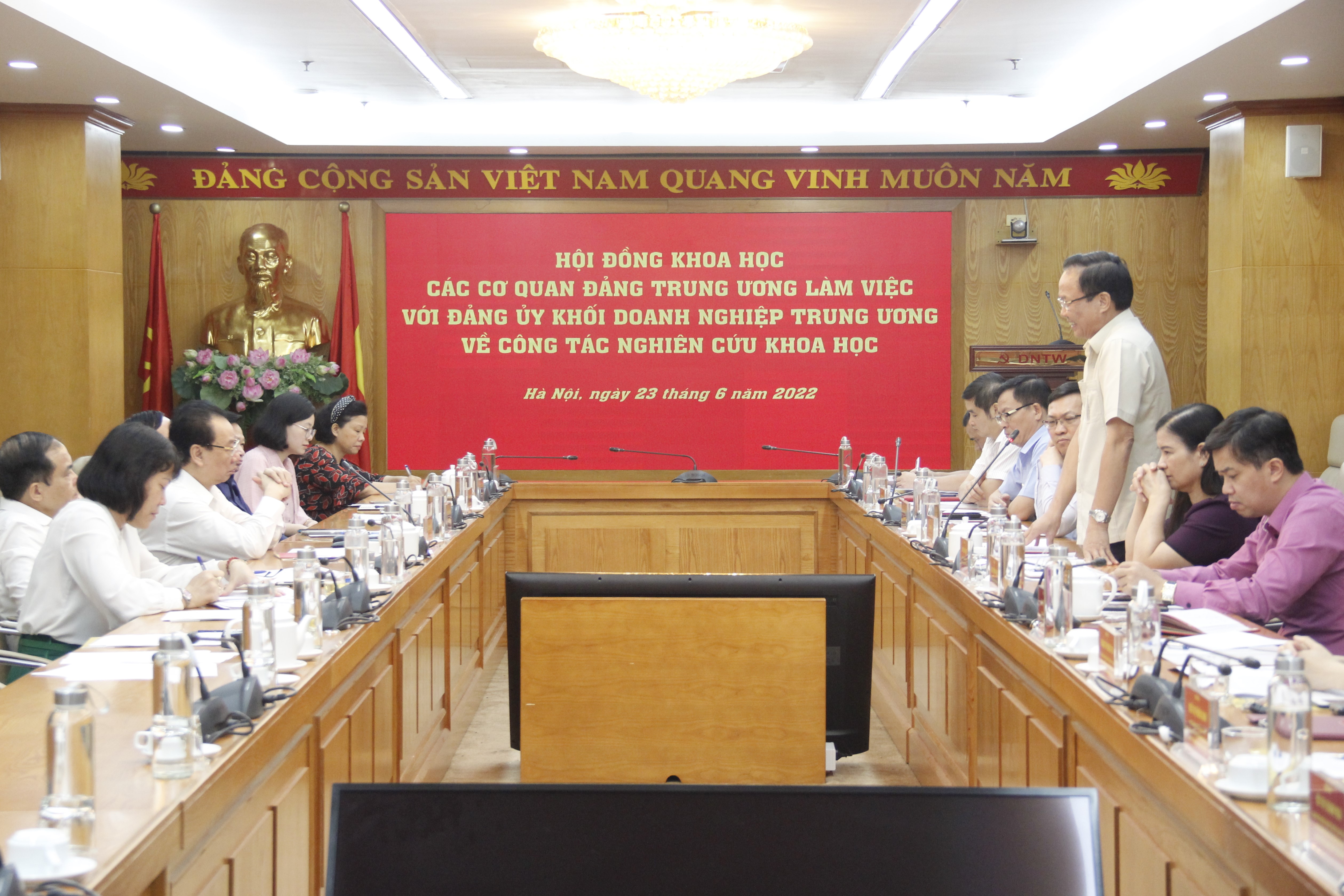 Đồng chí Lê Văn Châu, Phó Bí thư Đảng ủy Khối, Chủ tịch HĐKH Đảng ủy Khối phát biểu.