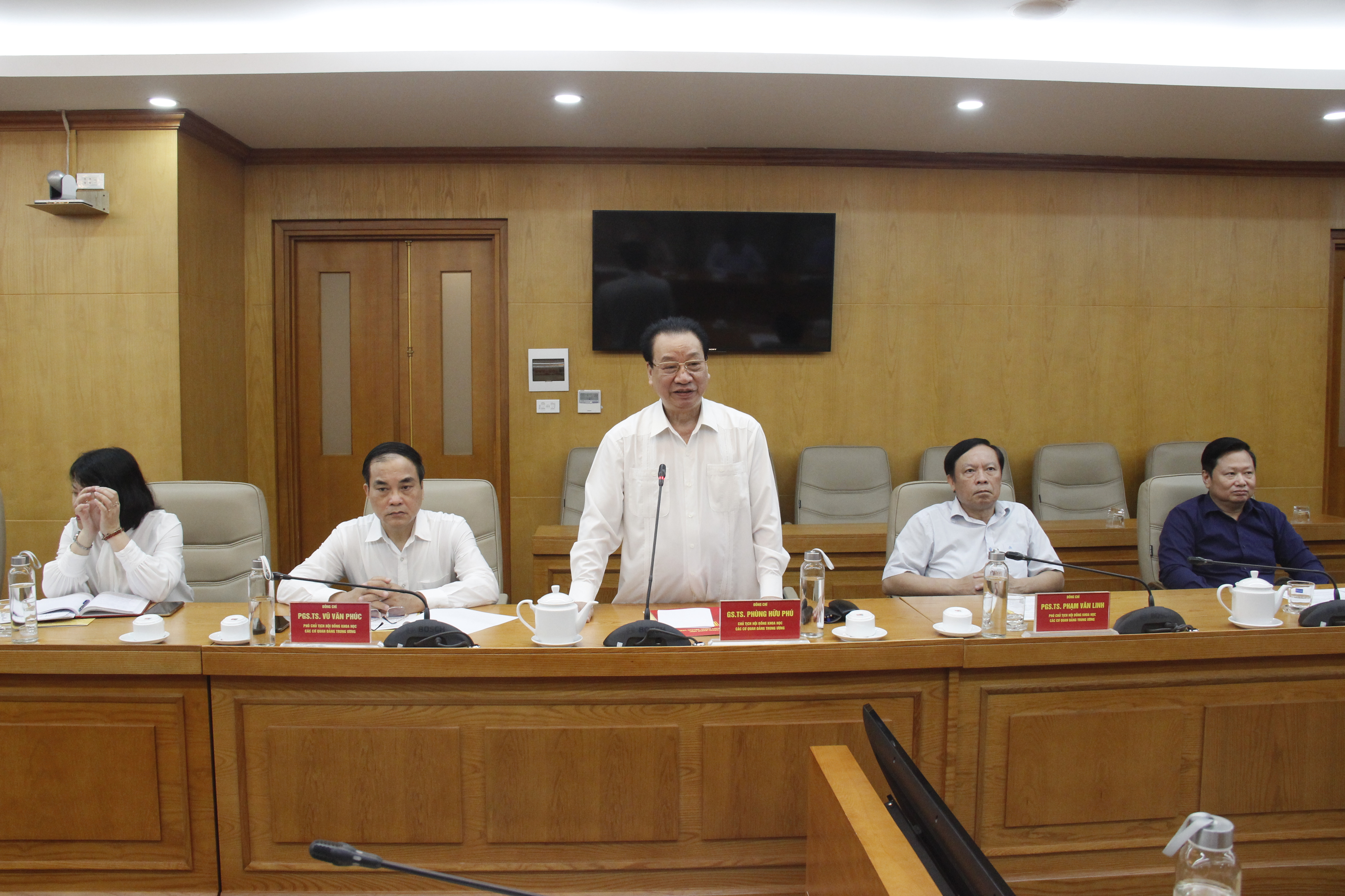 GS.TS Phùng Hữu Phú, Chủ tịch HĐKH các cơ quan Đảng Trung ương phát biểu.