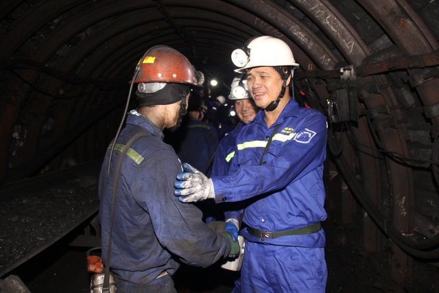 Chăm lo chu đáo cho người lao động để thu hút và giữ chân người lao động.