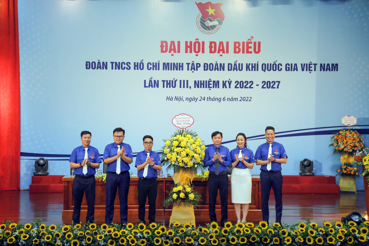 Đồng chí Nguyễn Minh Triết - Bí thư TW Đoàn, thay mặt Ban Bí thư TW Đoàn tặng hoa chúc mừng Đại hội