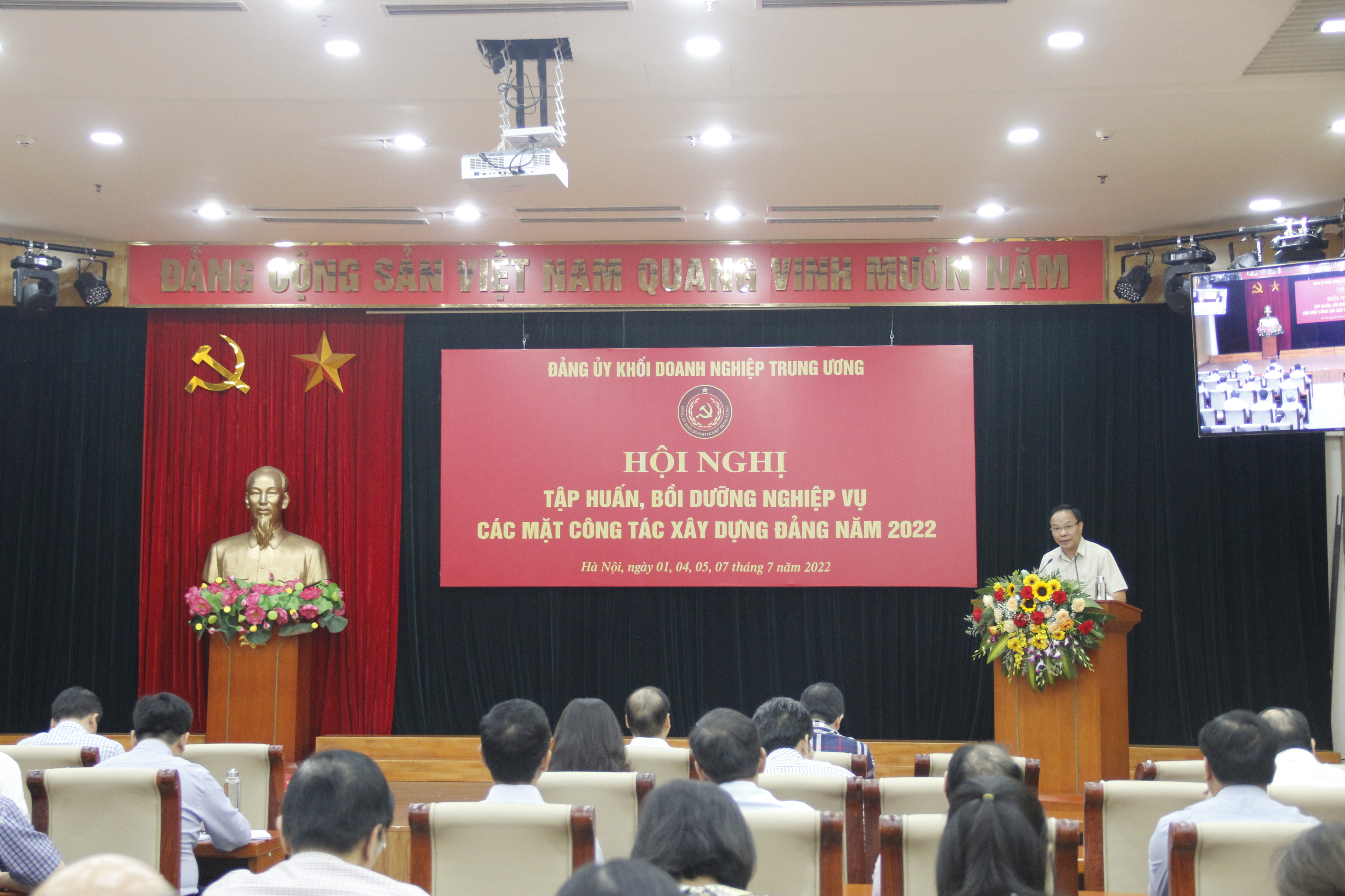 Đồng chí Lê Văn Châu, Phó Bí thư Đảng ủy Khối Doanh nghiệp Trung ương dự và phát biểu khai mạc.