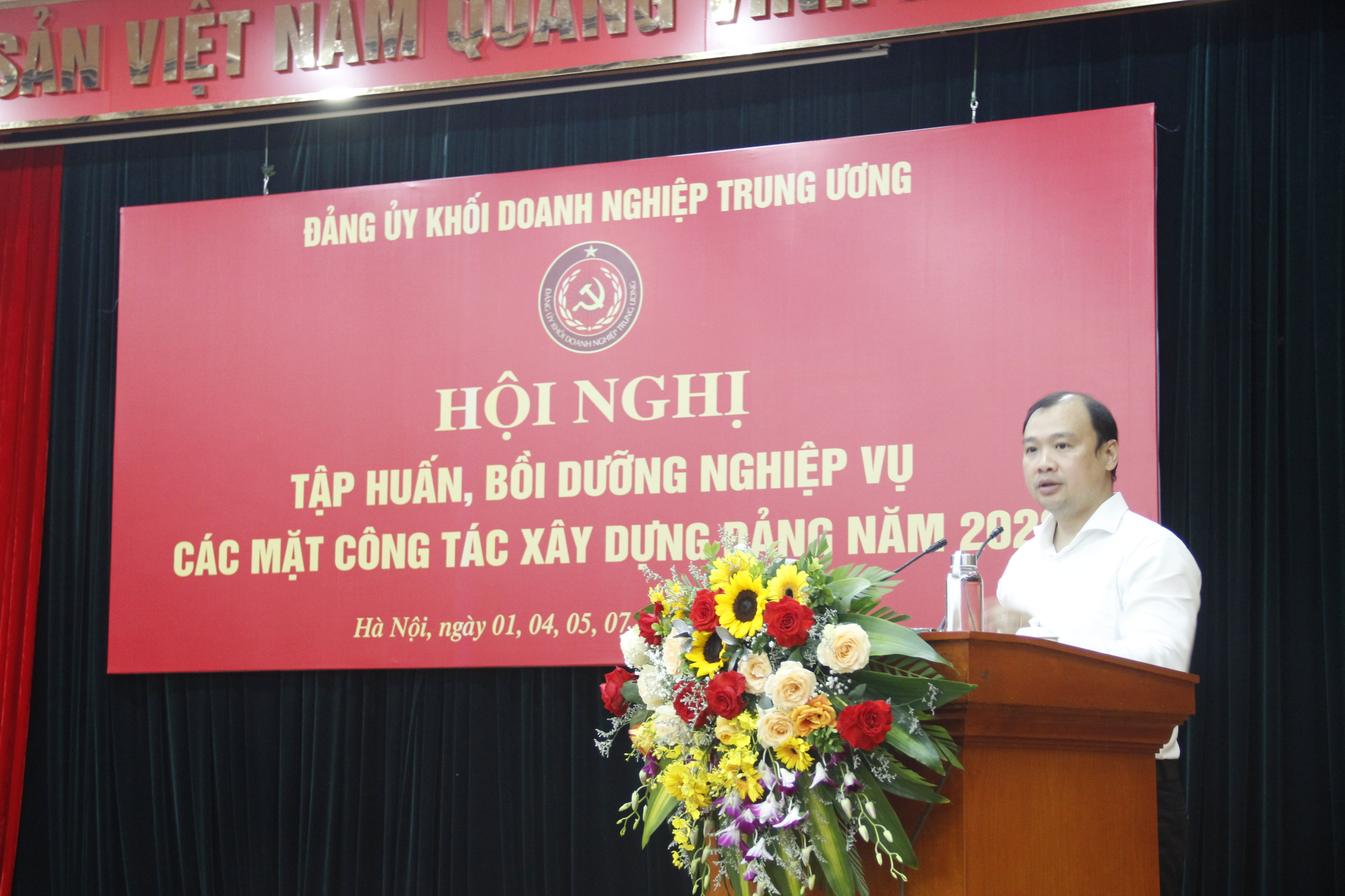 Đồng chí Lê Hải Bình, Ủy viên dự khuyết Ban Chấp hành Trung ương Đảng, Phó Trưởng Ban Tuyên giáo Trung ương trao đổi nội dung tại Hội nghị.