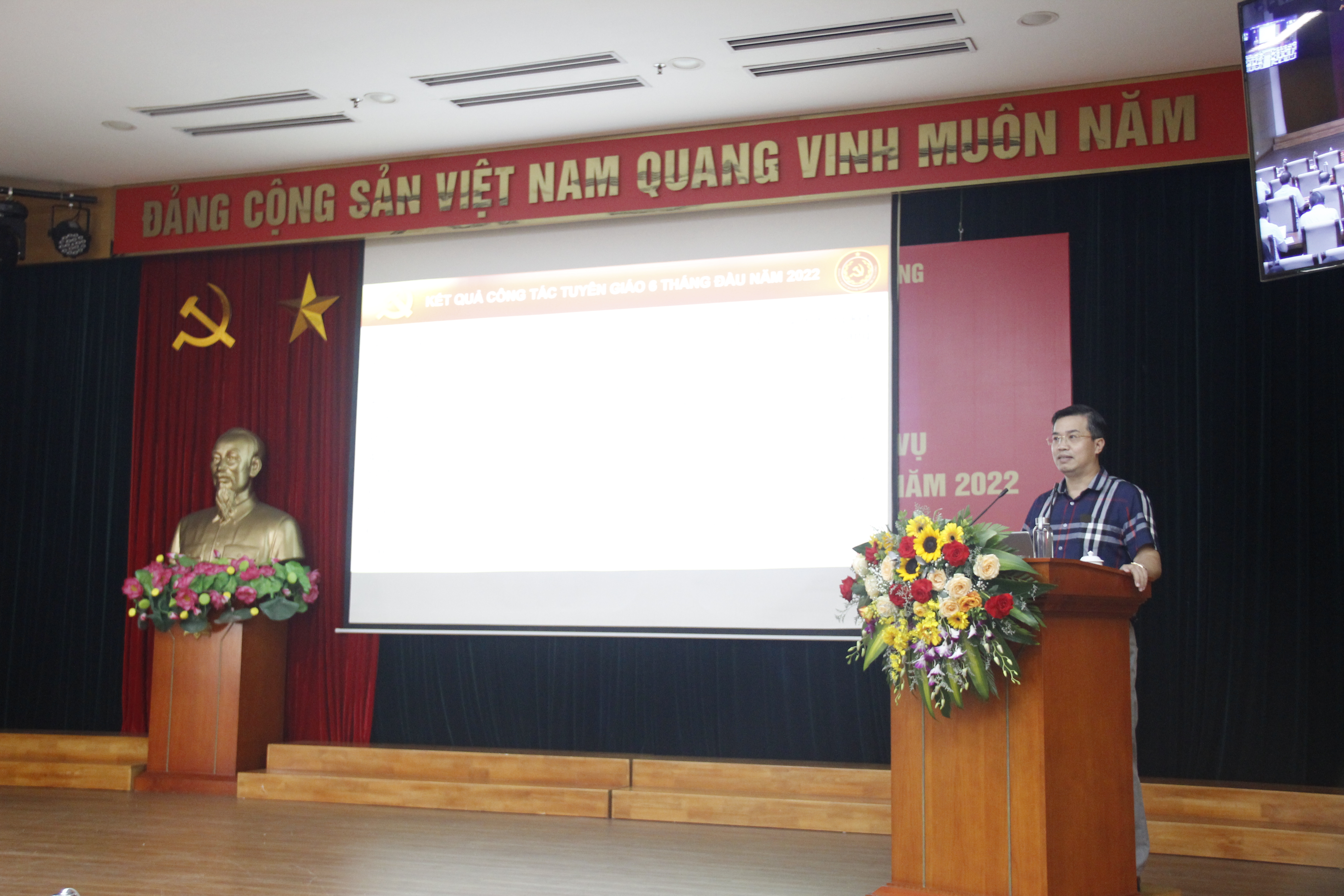 Đồng chí Nguyễn Trung Hiếu, Ủy viên Ban Thường vụ Trưởng Ban Tuyên giáo Đảng ủy Khối thông tin về công tác tuyên giáo.