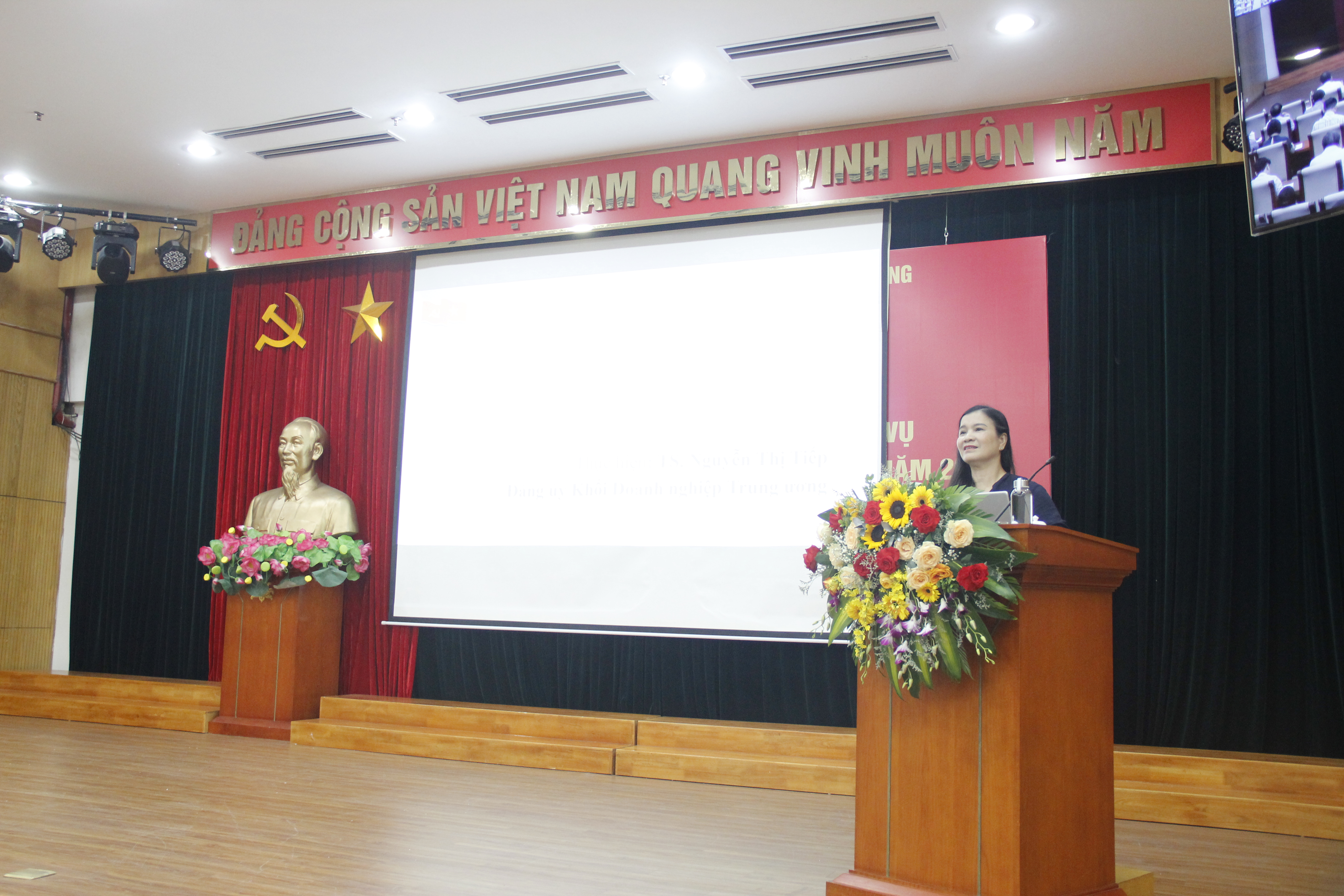 đồng chí Nguyễn Thị Tiếp, Nguyên Ủy viên Ban Thường vụ Đảng ủy Khối, Phó Chủ tịch Hội đồng Khoa học Đảng ủy Khối quán triệt một số văn bản.