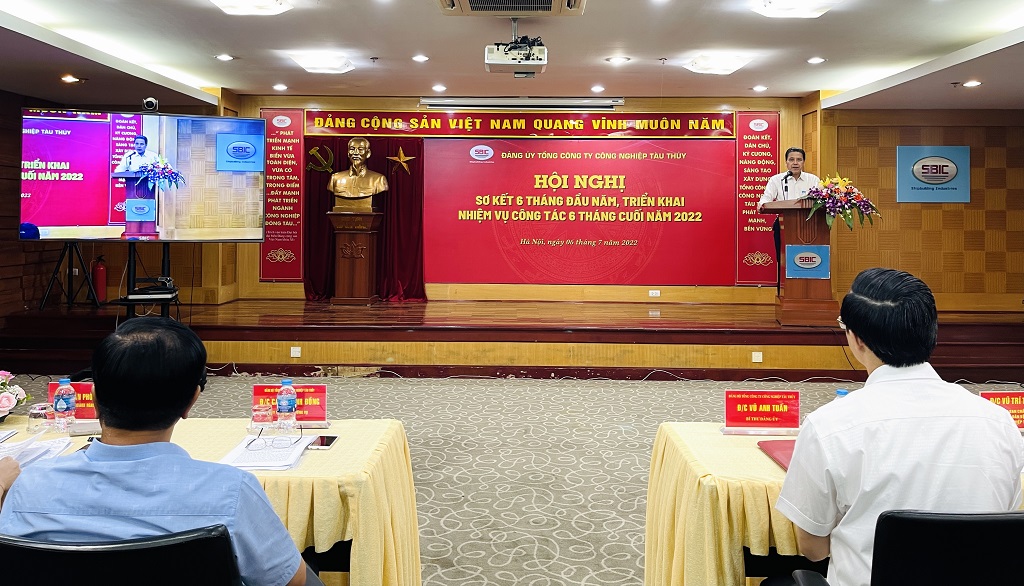 Đồng chí Ngô Tùng Lâm, Phó Bí thư Thường trực Đảng ủy Tổng công ty trình bày báo cáo sơ kết công tác 6 tháng đầu năm 2022, triển khai nhiệm vụ công tác 6 tháng cuối năm 2022.