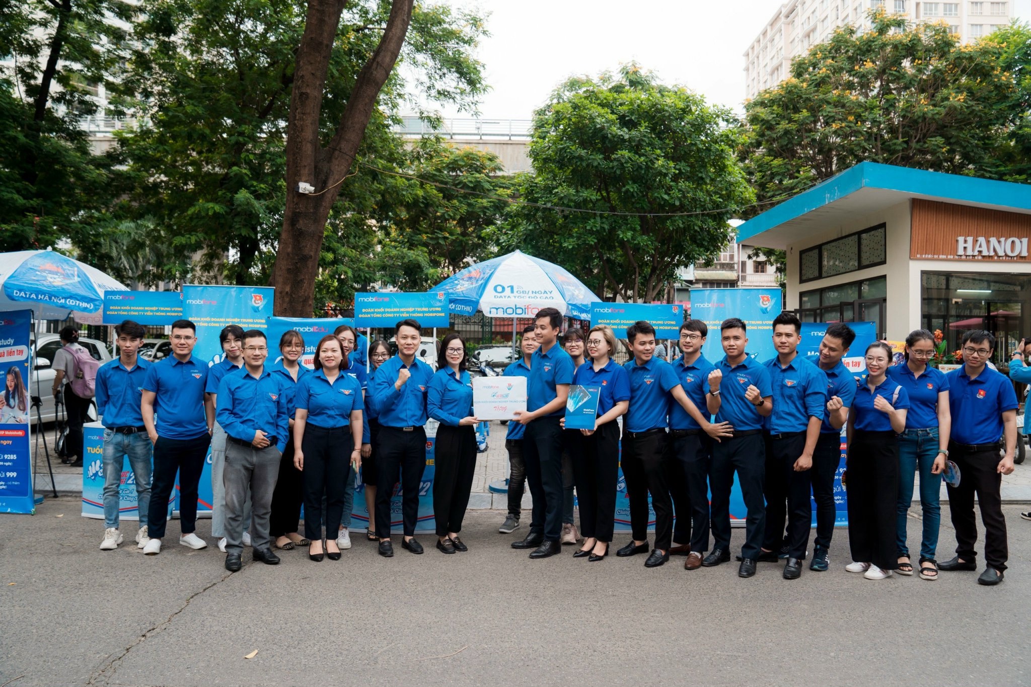 Đồng chí Hoàng Thị Minh Thu - Uỷ viên BTV Trung ương Đoàn, Uỷ viên BCH Đảng bộ Khối, Bí thư Đoàn Khối DNTW tặng quà đội hình 