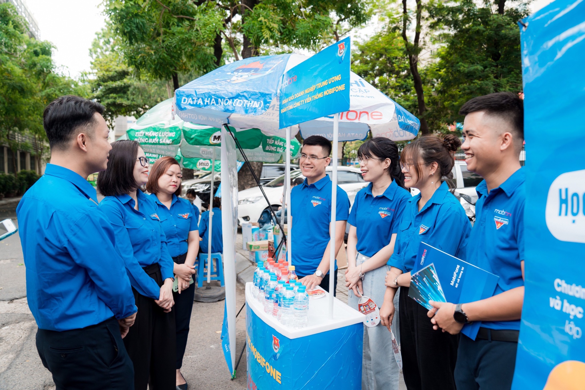 Đồng chí Hoàng Thị Minh Thu - Bí thư Đoàn Khối thăm và động viên đội hình tình nguyện 