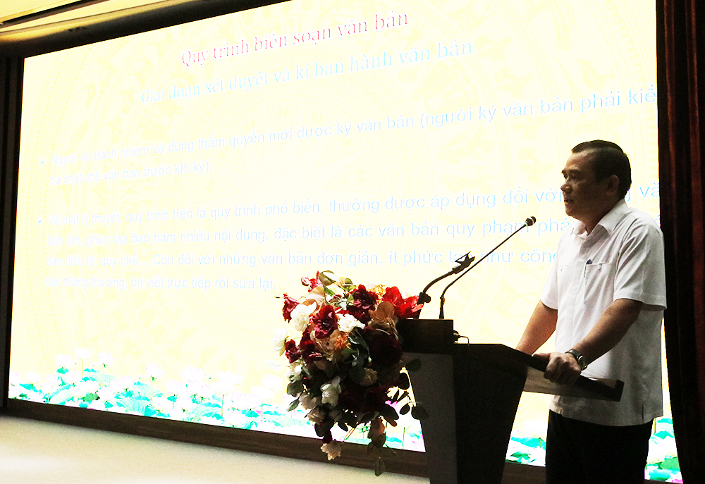 Đồng chí Vũ Đức Tú, Chánh Văn phòng Đảng uỷ Khối truyền đạt nội dung công tác tham mưu, xây dựng văn bản chỉ đạo của Đảng và báo cáo sơ kết công tác Văn phòng cấp uỷ 6 tháng đầu năm.