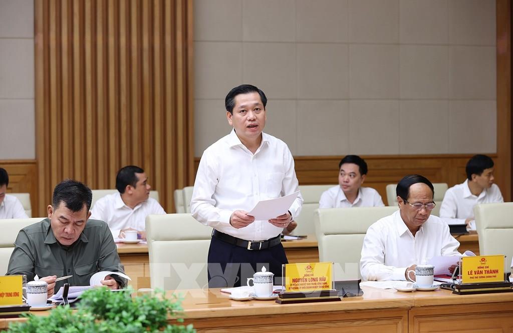 Bí thư Đảng uỷ Khối Doanh nghiệp Trung ương Nguyễn Long Hải báo cáo tình hình hoạt động của các doanh nghiệp nhà nước. Ảnh: Dương Giang-TTXVN