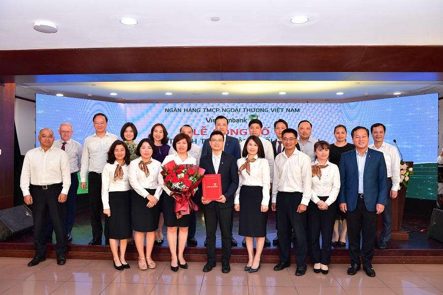 Đồng chí Phạm Quang Dũng - Chủ tịch HĐQT Vietcombank (thứ tư từ phải sang) trao Quyết định thành lập Khối Vận hành cho đồng chí Trần Thanh Nam - Giám đốc Khối Vận hành và các trưởng đơn vị thuộc Khối Vận hành.