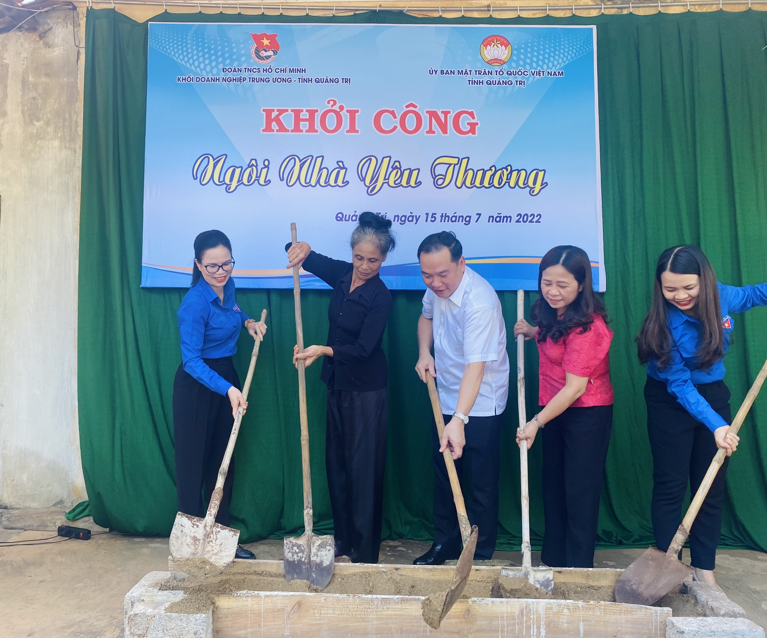 Đồng chí Hồ Xuân Trường, Phó Bí thư Đảng uỷ Khối cùng các đại biểu tham gia Lễ khởi công 