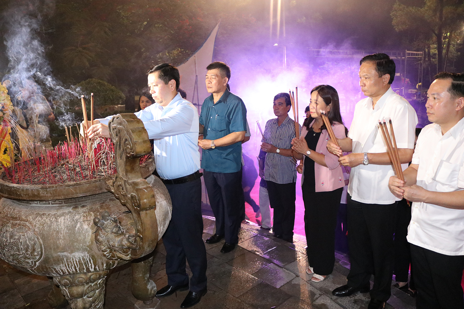 Đoàn thắp nén tâm nhang tri ân các Anh hùng liệt sỹ.