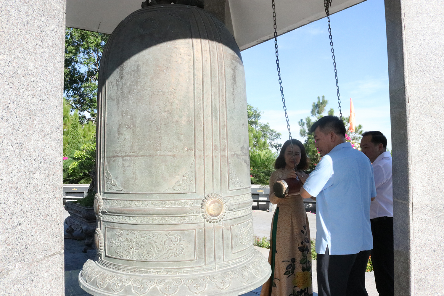 Lãnh đạo Đảng uỷ Khối Doanh nghiệp Trung ương và Đảng uỷ Khối doanh nghiệp Tỉnh Quảng Trị thỉnh chuông cầu nguyện cho các Anh hùng liệt sĩ tại Nghĩa trang liệt sĩ Quốc gia đường 9.