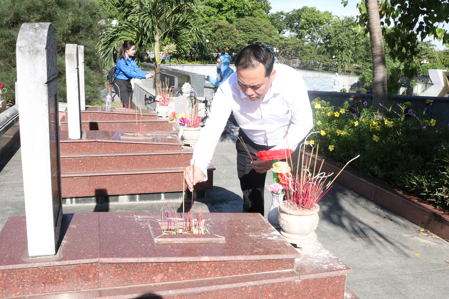 Phó Bí thư Đảng uỷ Khối, Bí thư Đảng uỷ Cơ quan Đảng uỷ Khối Doanh nghiệp Trung ương Hồ Xuân Trường thắp hương phần mộ liệt sỹ tại Nghĩa trang đường 9.