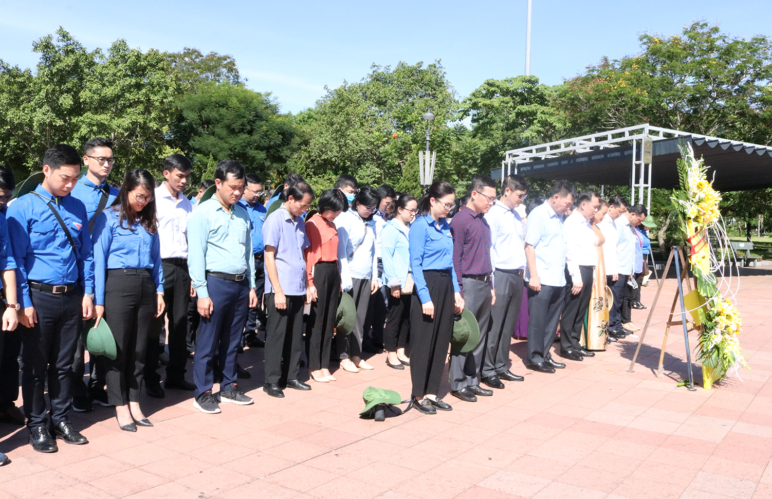 Cán bộ, công chức và nhân viên Cơ quan Đảng uỷ Khối kính cẩn nghiêng mình tri ân, tưởng niệm những người con đã ngã xuống vì non sông đất nước tại Thành cổ Quảng Trị.