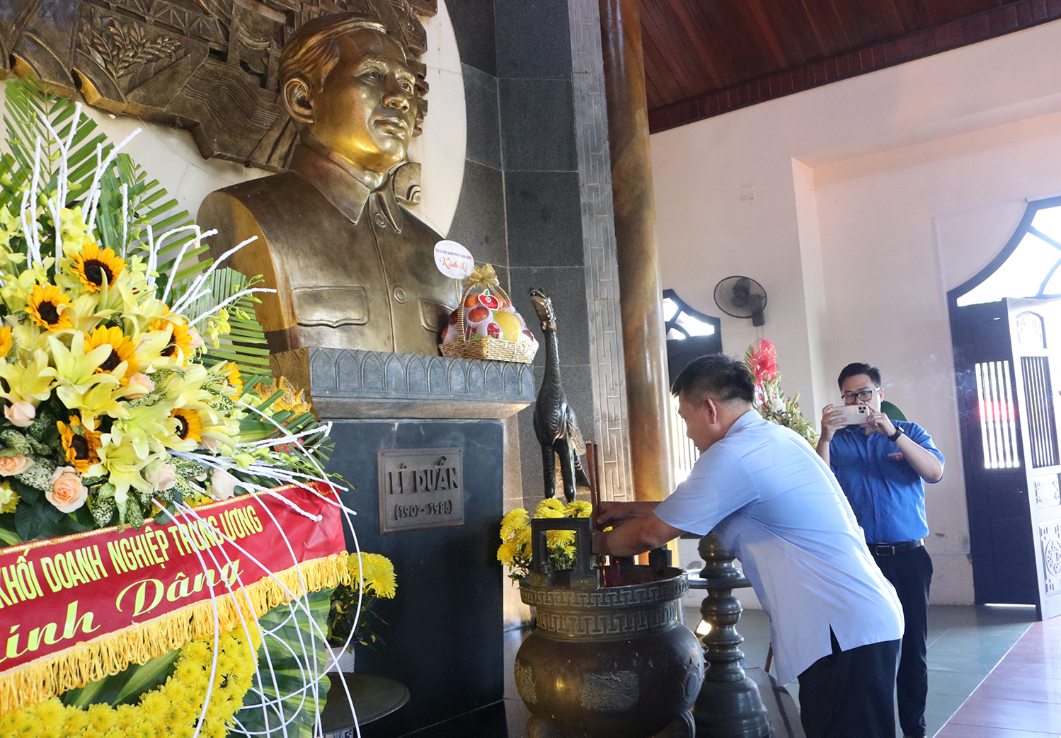 Đồng chí Nguyễn Đức Phong, Phó Bí thư Thường trực Đảng uỷ Khối Doanh nghiệp Trung ương dâng hương tại 