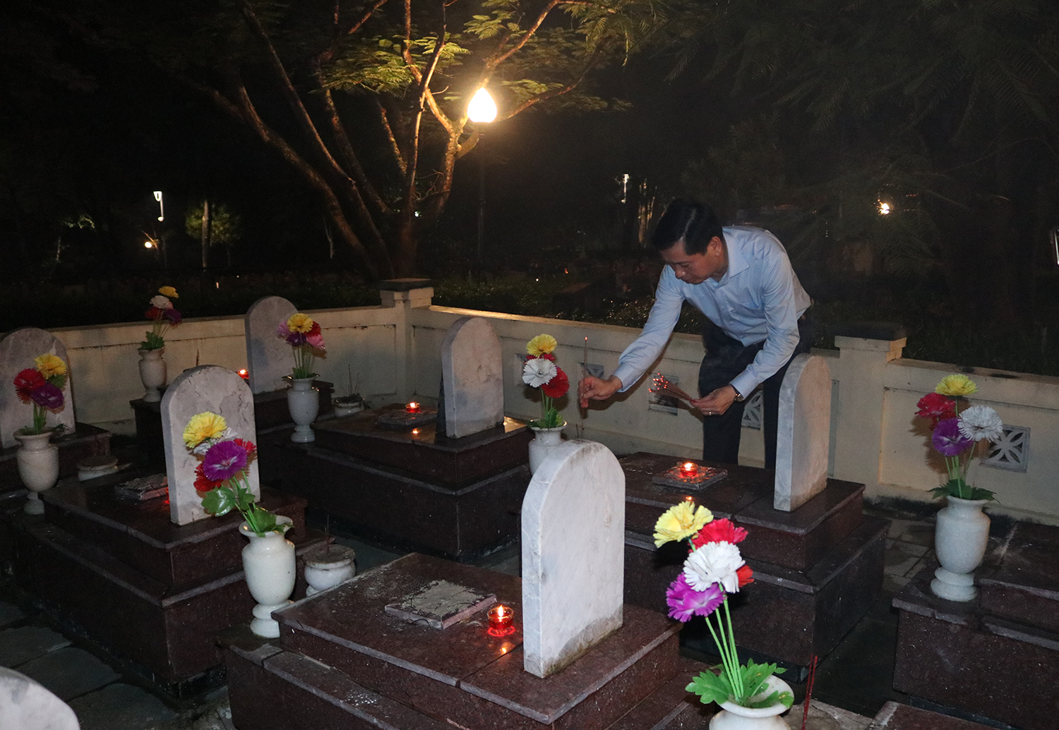 Đồng chí Nguyễn Long Hải, Bí thư Đảng uỷ Khối, Thủ trưởng Cơ quan Đảng uỷ Khối Doanh nghiệp Trung ương thắp nén tâm nhang tri ân các Anh hùng liệt sỹ