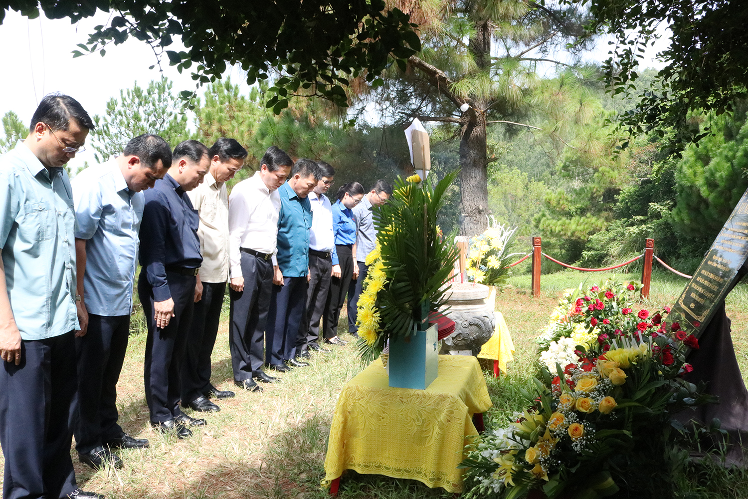 Đoàn dâng hoa, dâng hương viếng mộ Đại tướng Võ Nguyên Giáp.