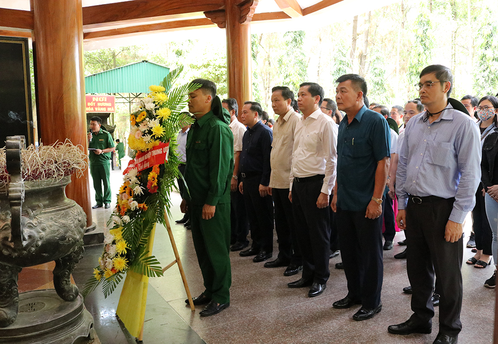 Đoàn công tác dâng hoa, dâng hương tưởng niệm các Anh hùng liệt sỹ tại Khu di tích lịch sử Ngã ba Đồng Lộc.