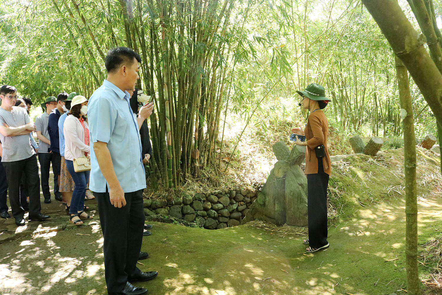 Cán bộ, công chức và nhân viên Cơ quan Đảng uỷ Khối kính cẩn nghiêng mình tri ân, tưởng niệm những người con đã ngã xuống vì non sông đất nước tại Thành cổ Quảng Trị.bọ