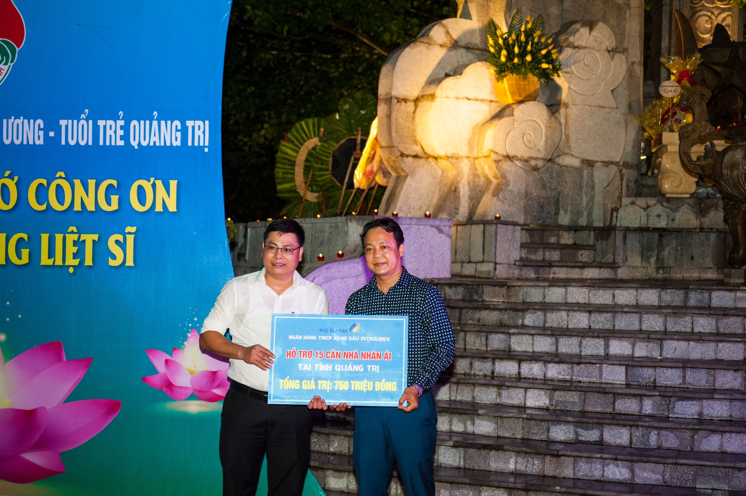 Đại diện lãnh đạo Tập đoàn Xăng dầu Việt Nam trao biển hỗ trợ nhà nhân ái cho đại diện Mặt trận Tổ quốc tỉnh Quảng Trị