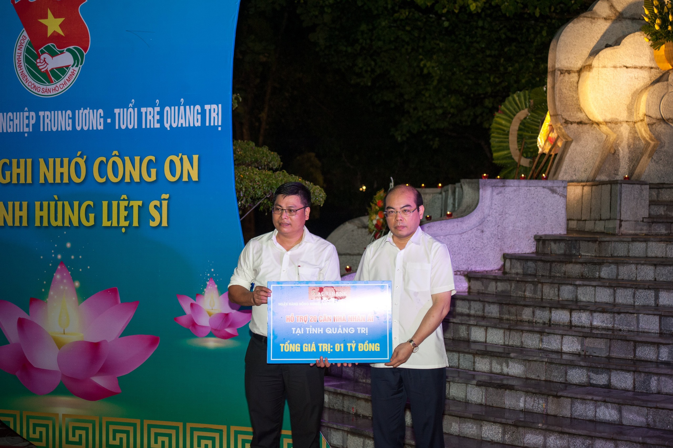 Đại diện lãnh đạo Agribank trao biển hỗ trợ nhà nhân ái cho đại diện Mặt trận Tổ quốc tỉnh Quảng Trị