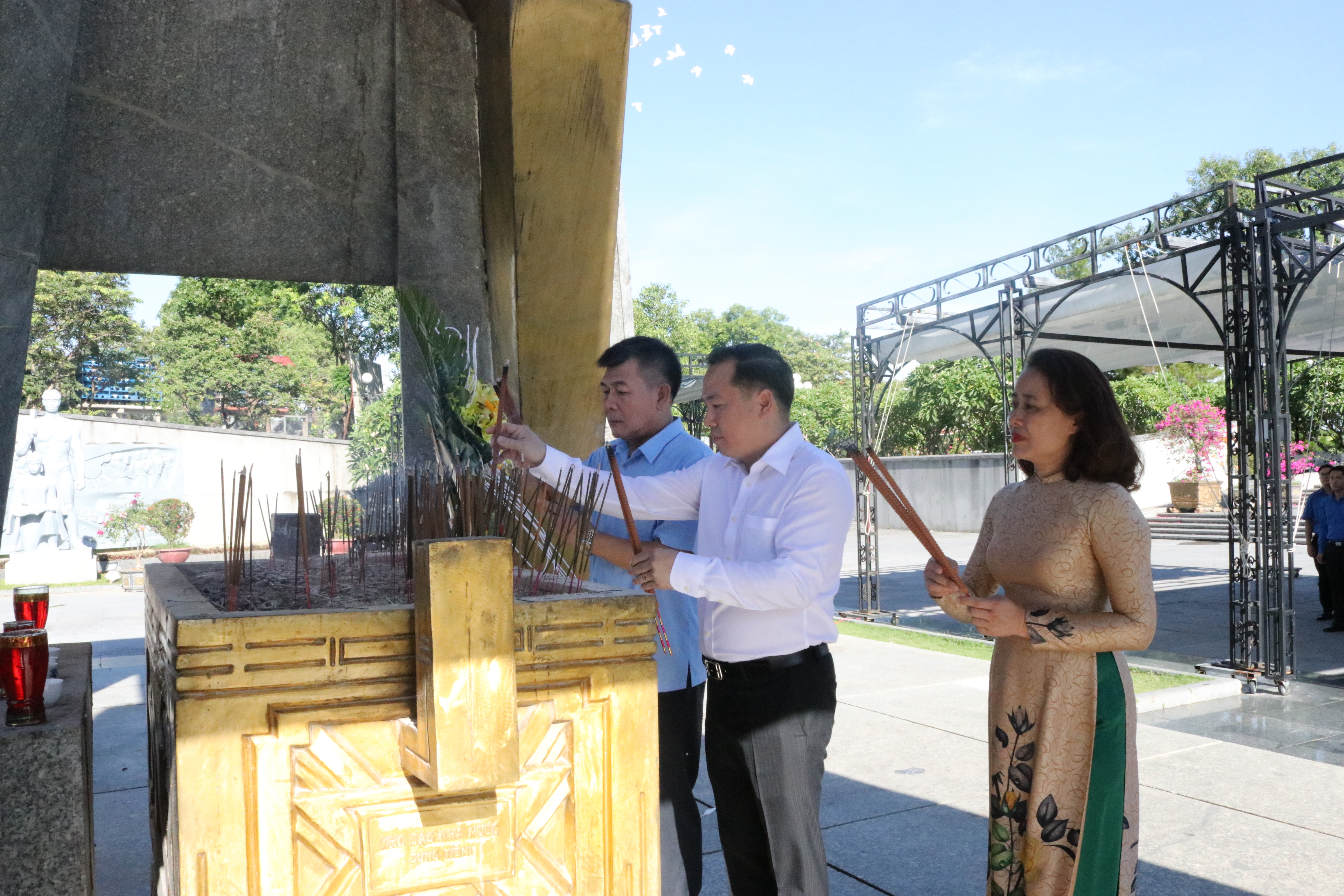 Các đồng chí Thường trực Đảng uỷ Khối dâng hương tại Nghĩa trang liệt sỹ Quốc gia Đường 9