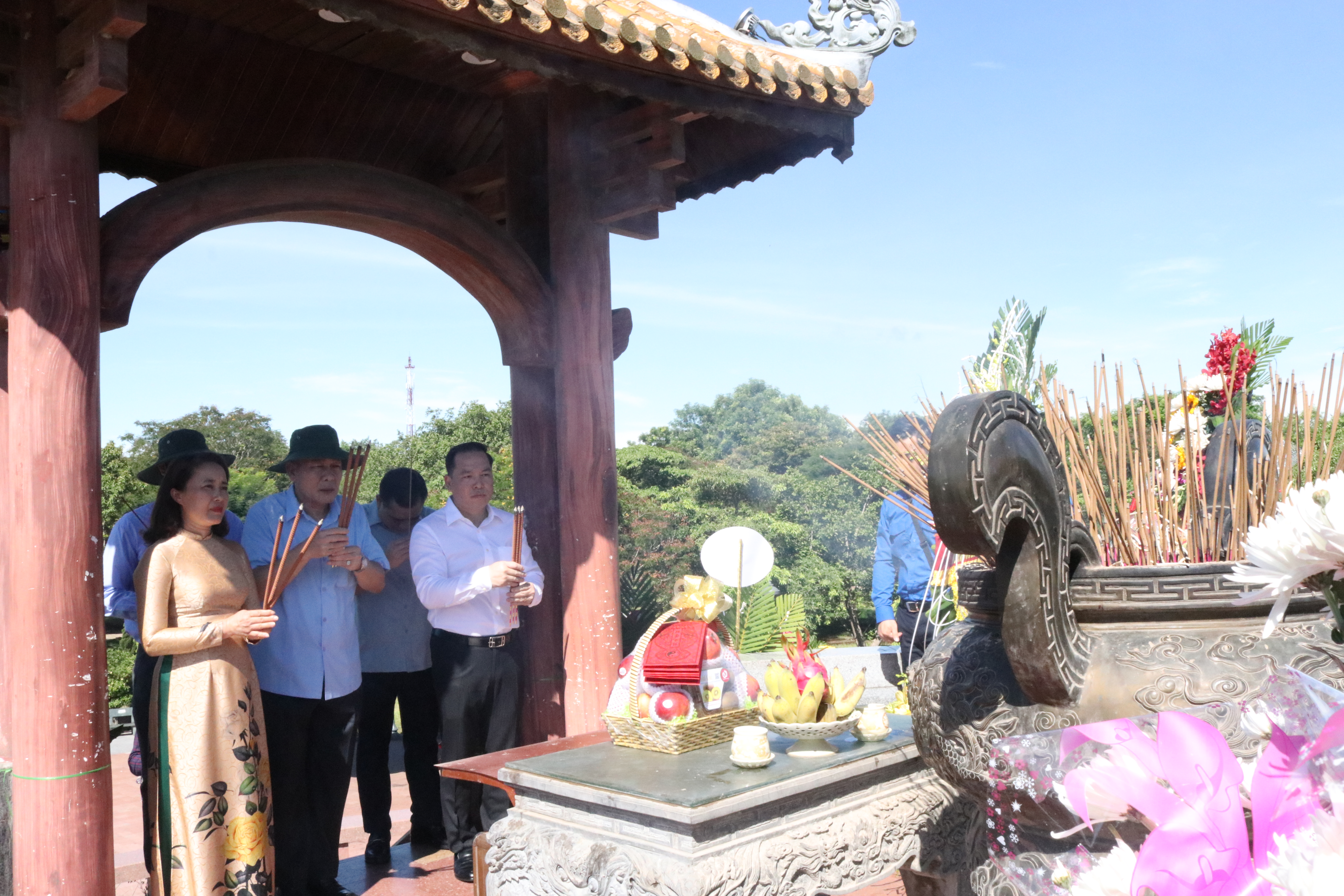 Các đồng chí Thường trực Đảng uỷ Khối dâng hương tại Thành cổ Quảng Trị