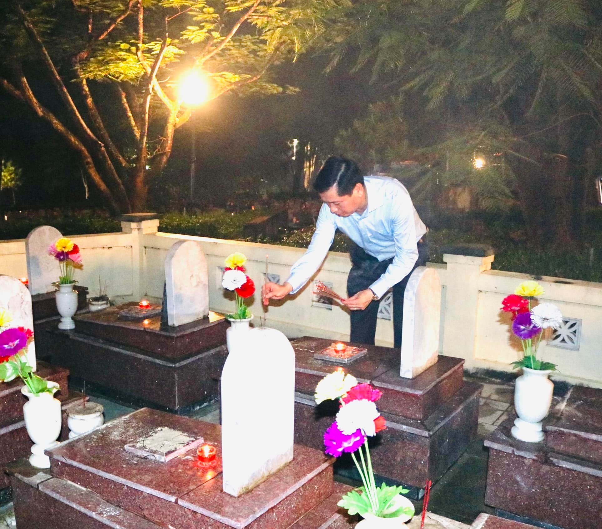 Đồng chí Nguyễn Long Hải - Uỷ viên dự khuyết BCH TW Đảng, Bí thư Đảng uỷ Khối dâng hương tại Nghĩa trang liệt sỹ Quốc gia Trường Sơn