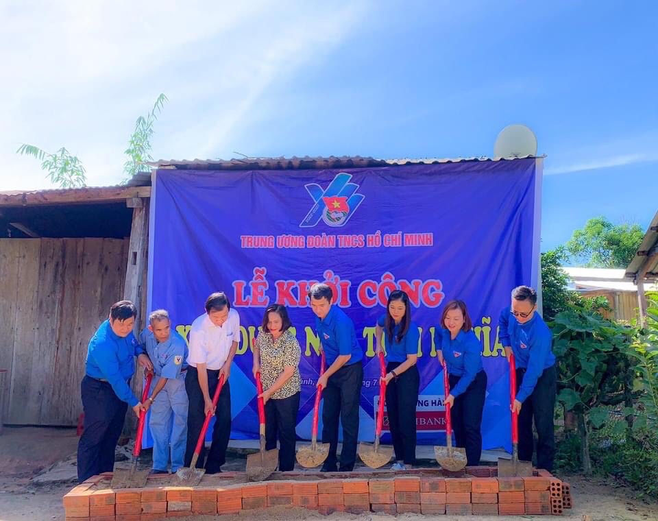 Các đại biểu tham gia Lễ khởi công xây dựng nhà tình nghĩa