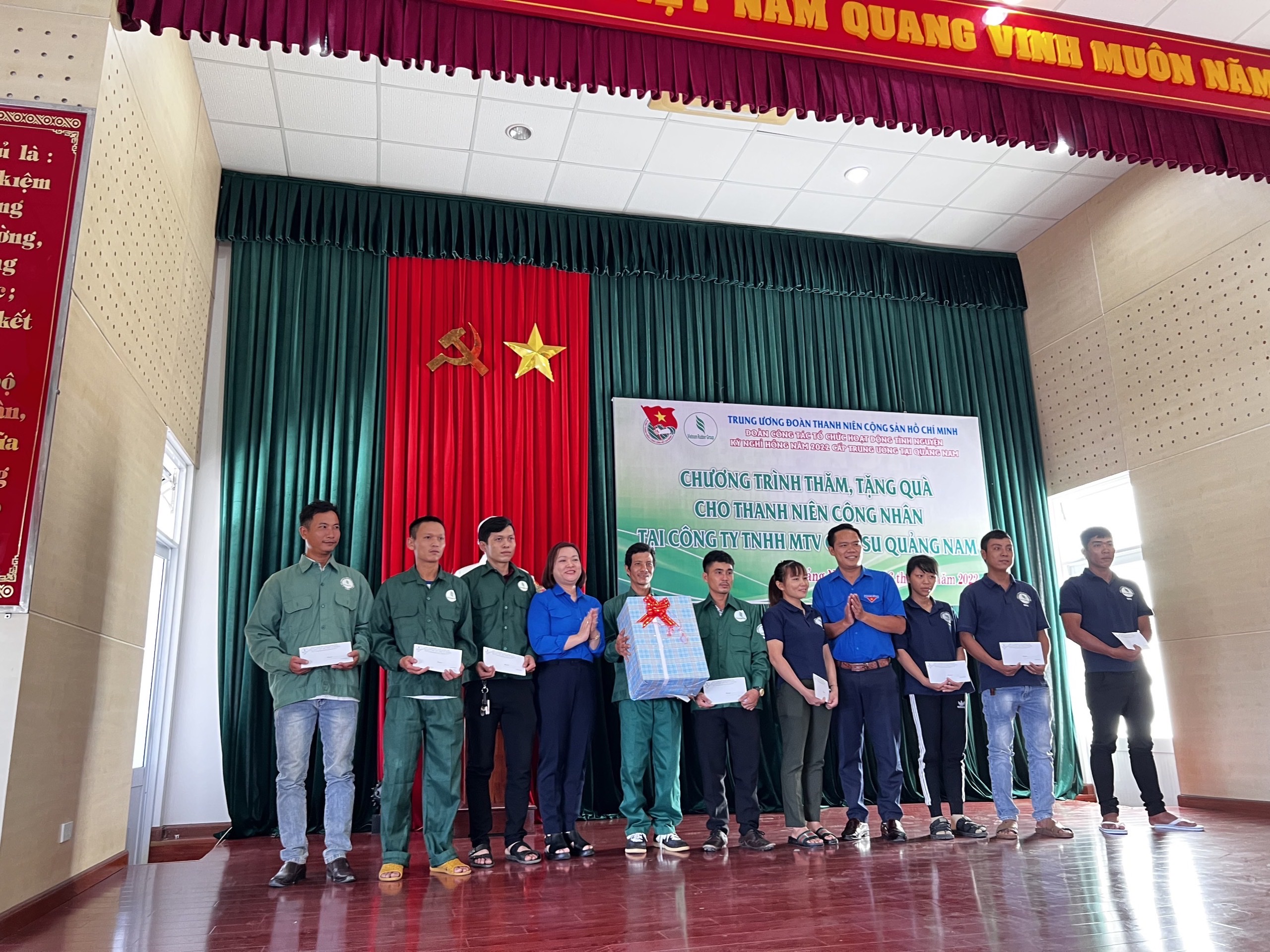 Đồng chí Trần Thị Ngọc Quỳnh - Phó Bí thư Đoàn Khối thăm, tặng quà thanh niên công nhân có hoàn cảnh khó khăn tại Công ty Cao su Quảng Nam 