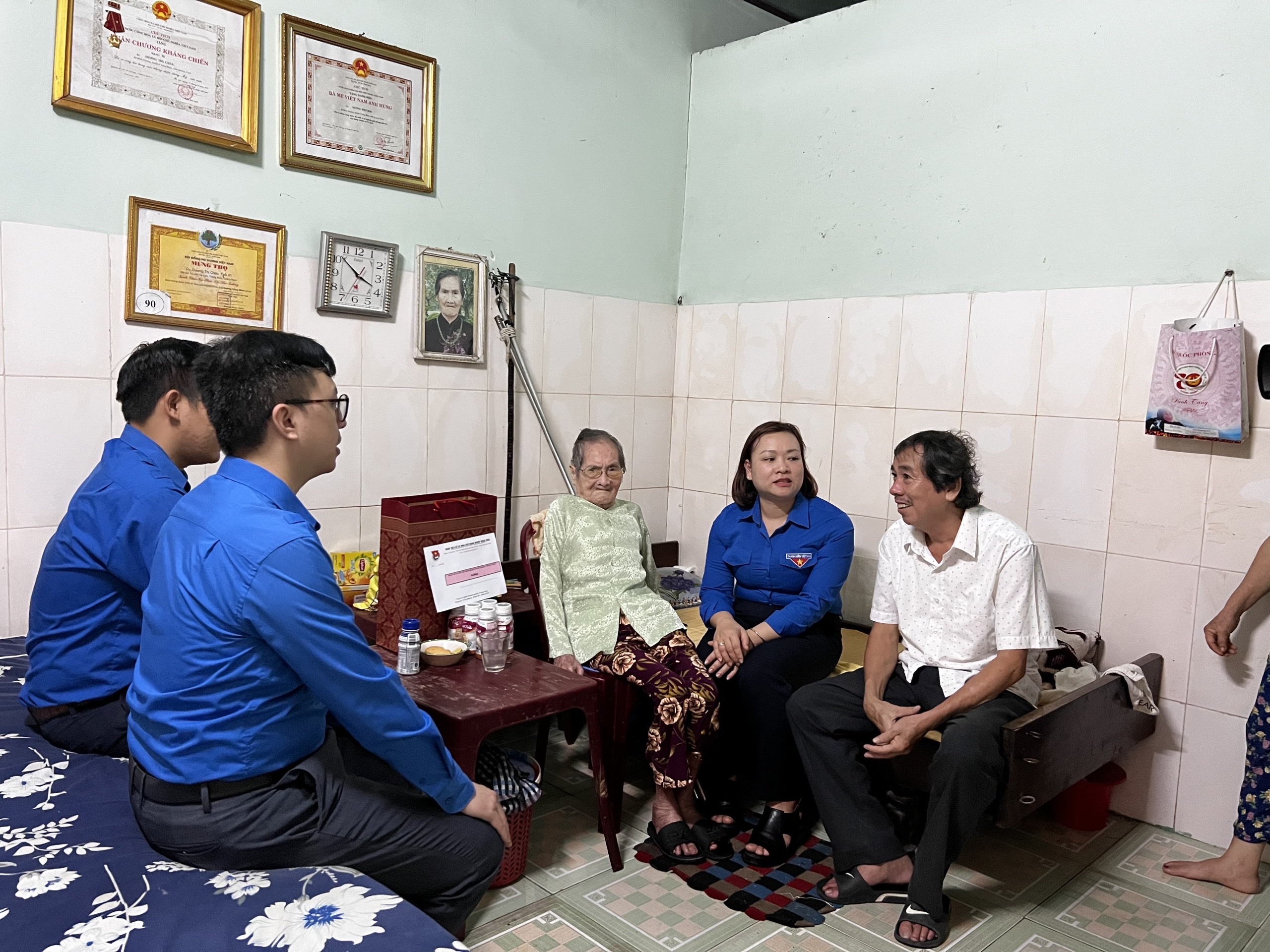 Đồng chí Trần Thị Ngọc Quỳnh - Phó Bí thư Đoàn Khối thăm, tặng quà Mẹ Việt Nam anh hùng