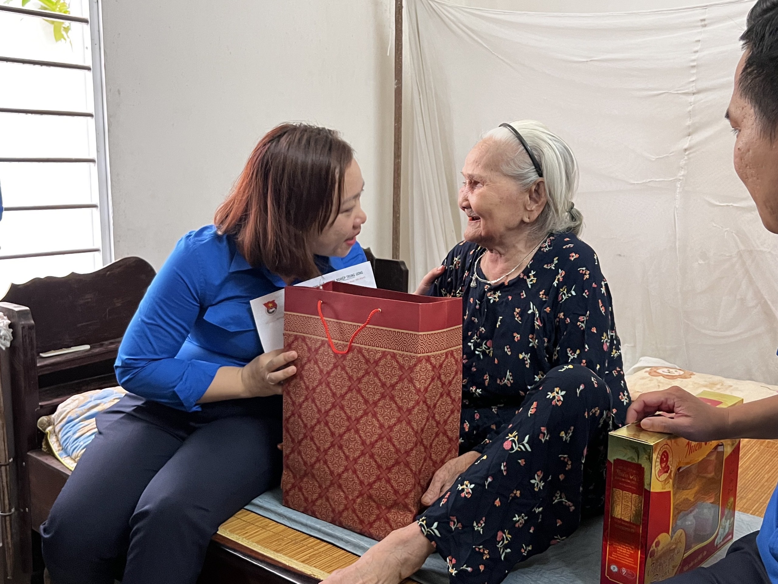 Đồng chí Trần Thị Ngọc Quỳnh - Phó Bí thư Đoàn Khối thăm, tặng quà Mẹ Việt Nam anh hùng