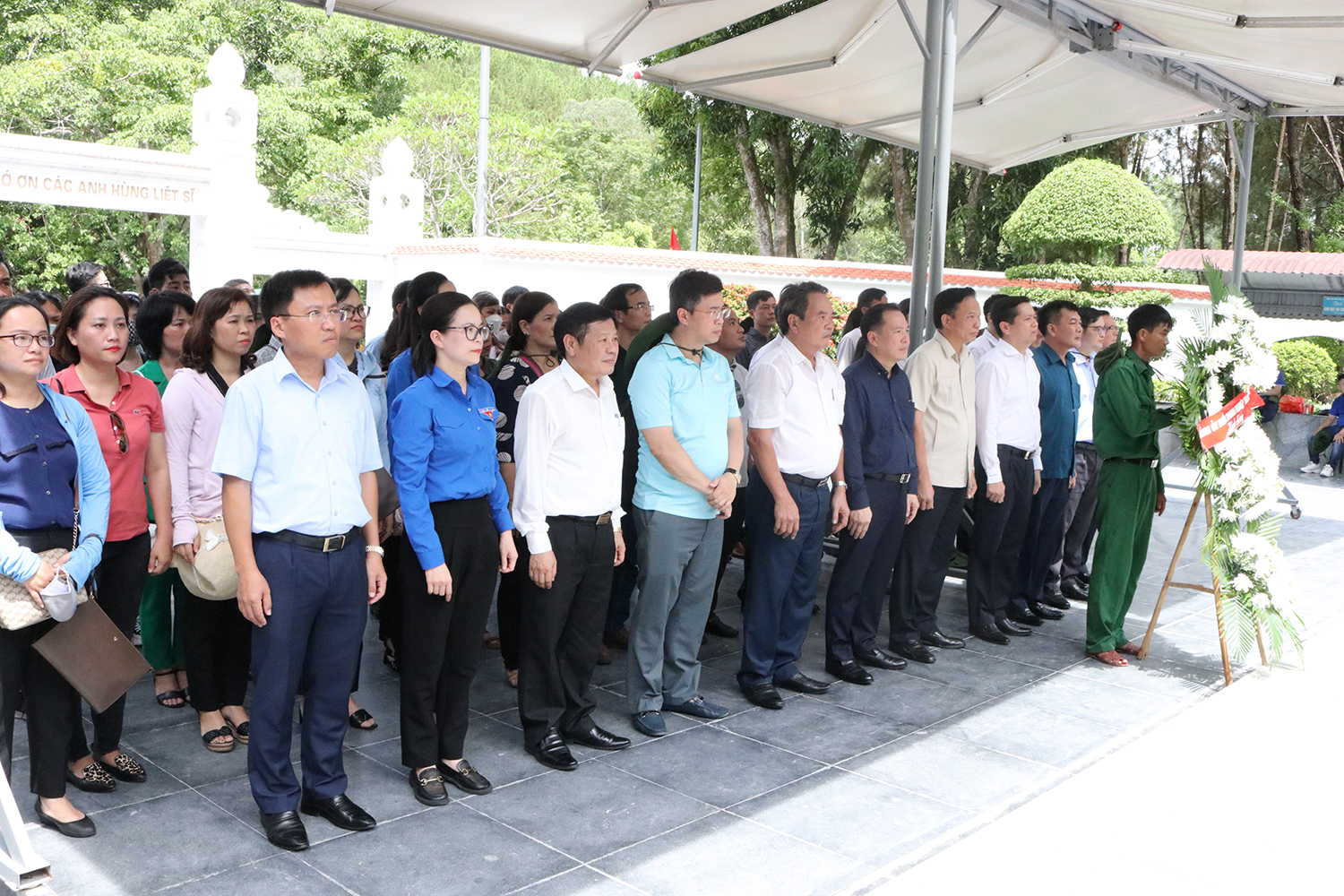 Trong không khí trang nghiêm và đầy xúc động, Đoàn đã đặt vòng hoa, dâng hương, kính cẩn nghiêng mình trước anh linh của các Anh hùng Liệt sỹ đang yên nghỉ tại Nghĩa trang liệt sỹ Quốc gia đường 9, Ngã ba Đồng Lộc.