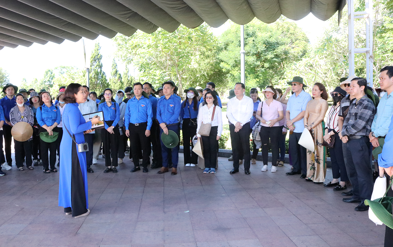 Cán bộ, công chức và nhân viên Cơ quan Đảng uỷ Khối nghe giới thiệu và thăm quan Bảo tàng tại Thành cổ Quảng Trị.