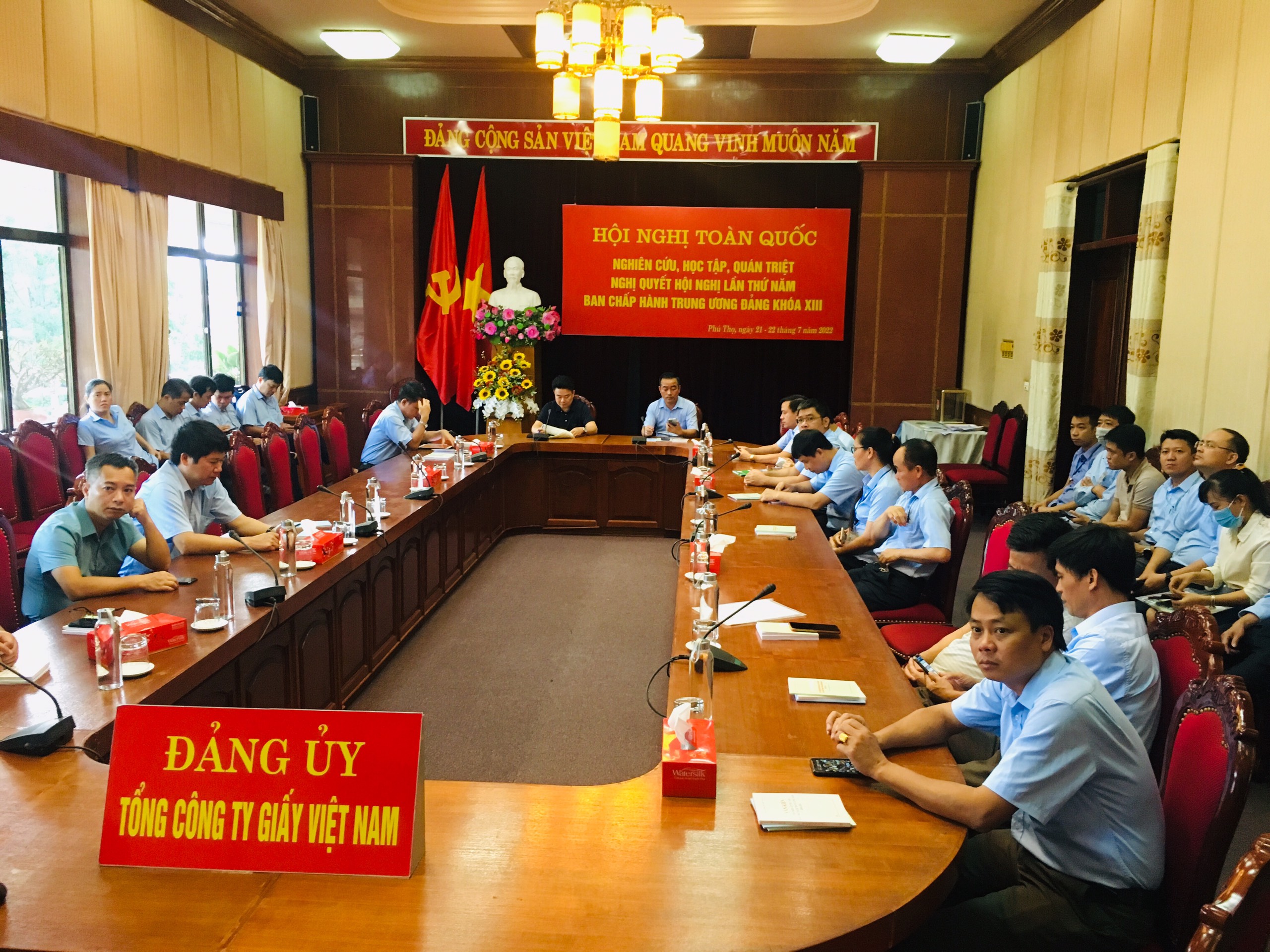 Các đại biểu tham dự Hội nghị tại điểm cầu Đảng uỷ Tổng công ty Giấy Việt Nam.